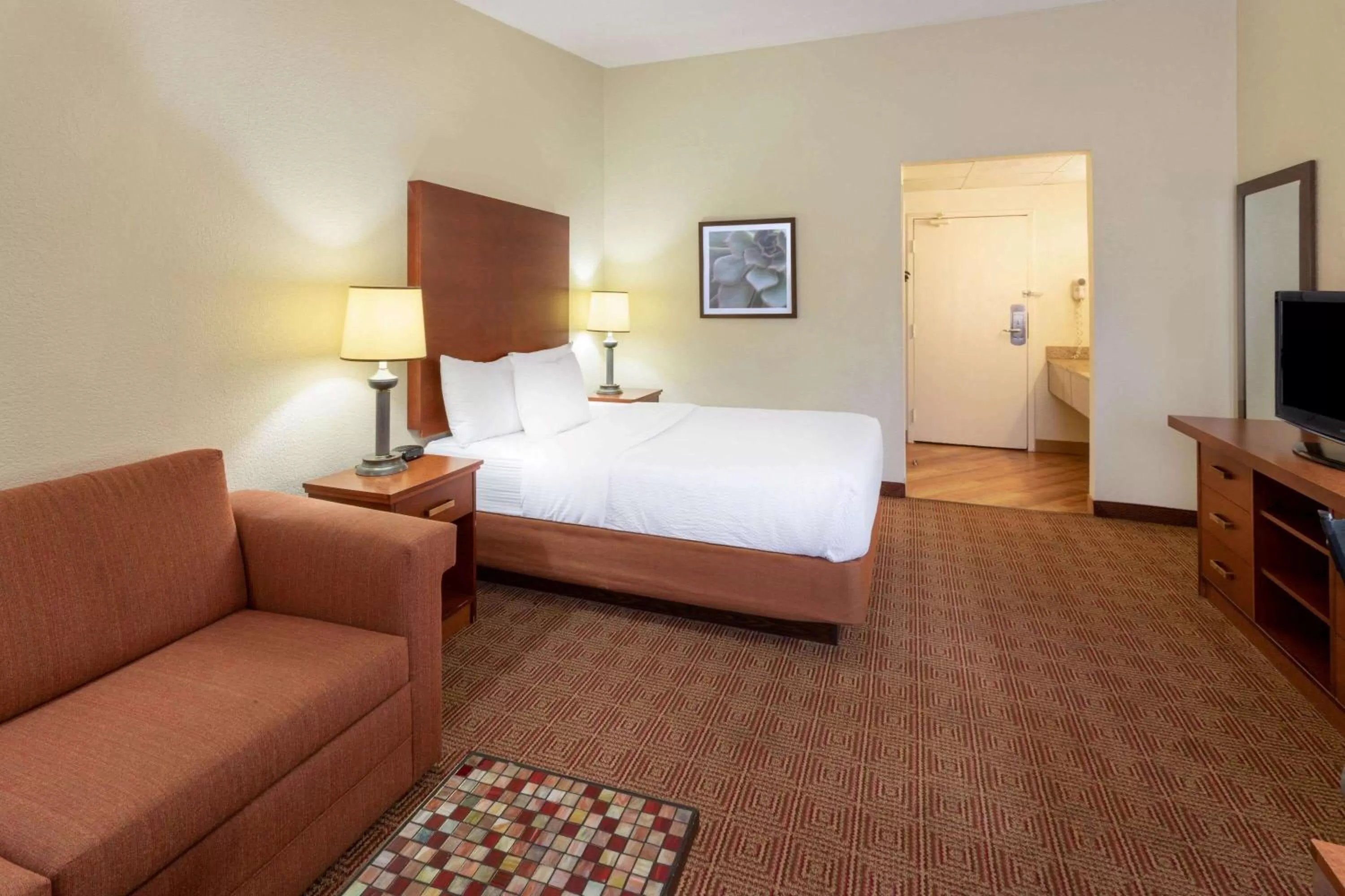 Photo of the whole room, Bed in La Quinta Inn by Wyndham Minneapolis Airport Bloomington
