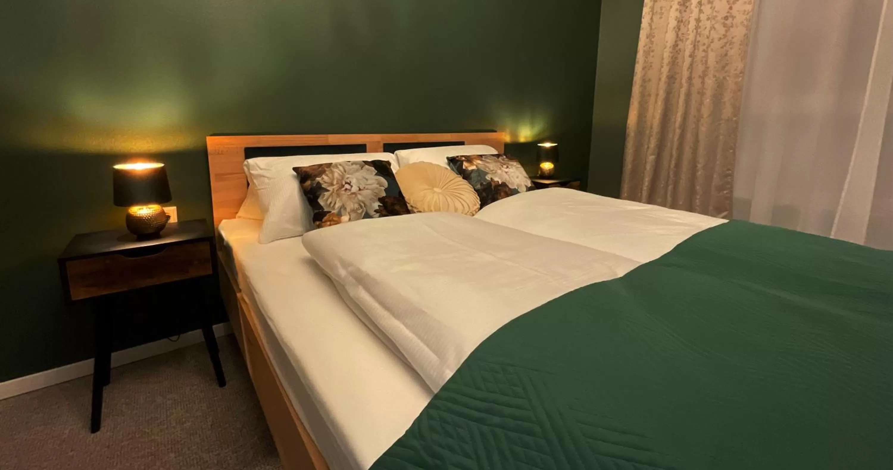 Bed in Hotel Residenz Luxury - Outletcity - Parken - Klima - 24h Check-In