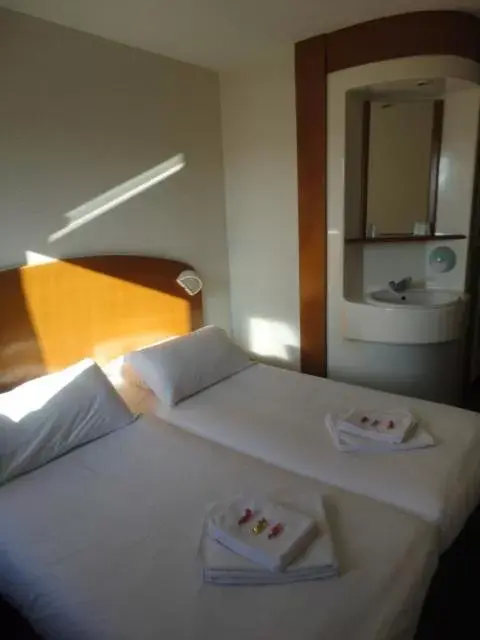 Twin Room in Quick Palace Epinal Twin Room in Quick Palace Epinal