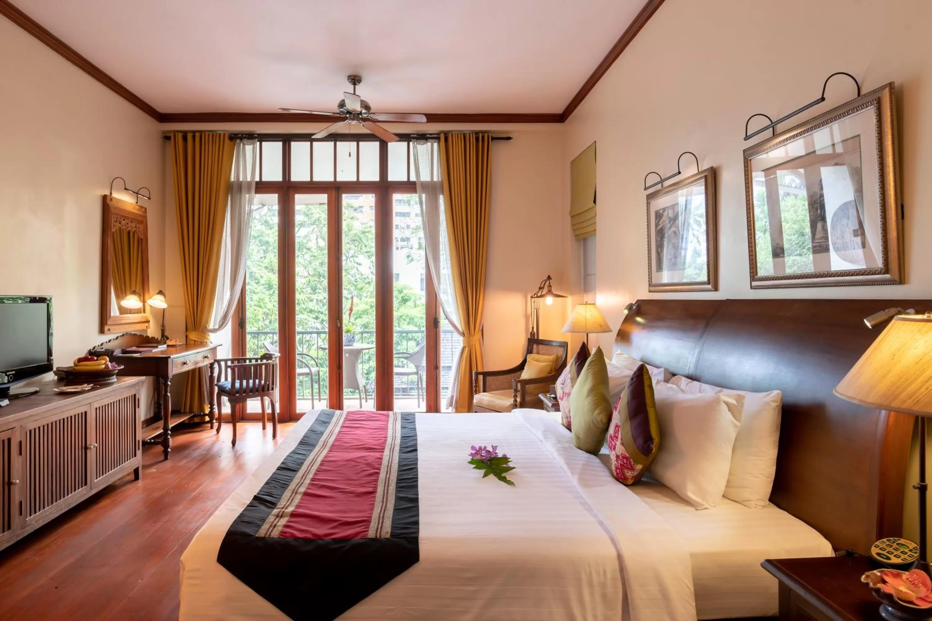 Bed in Ariyasom Villa