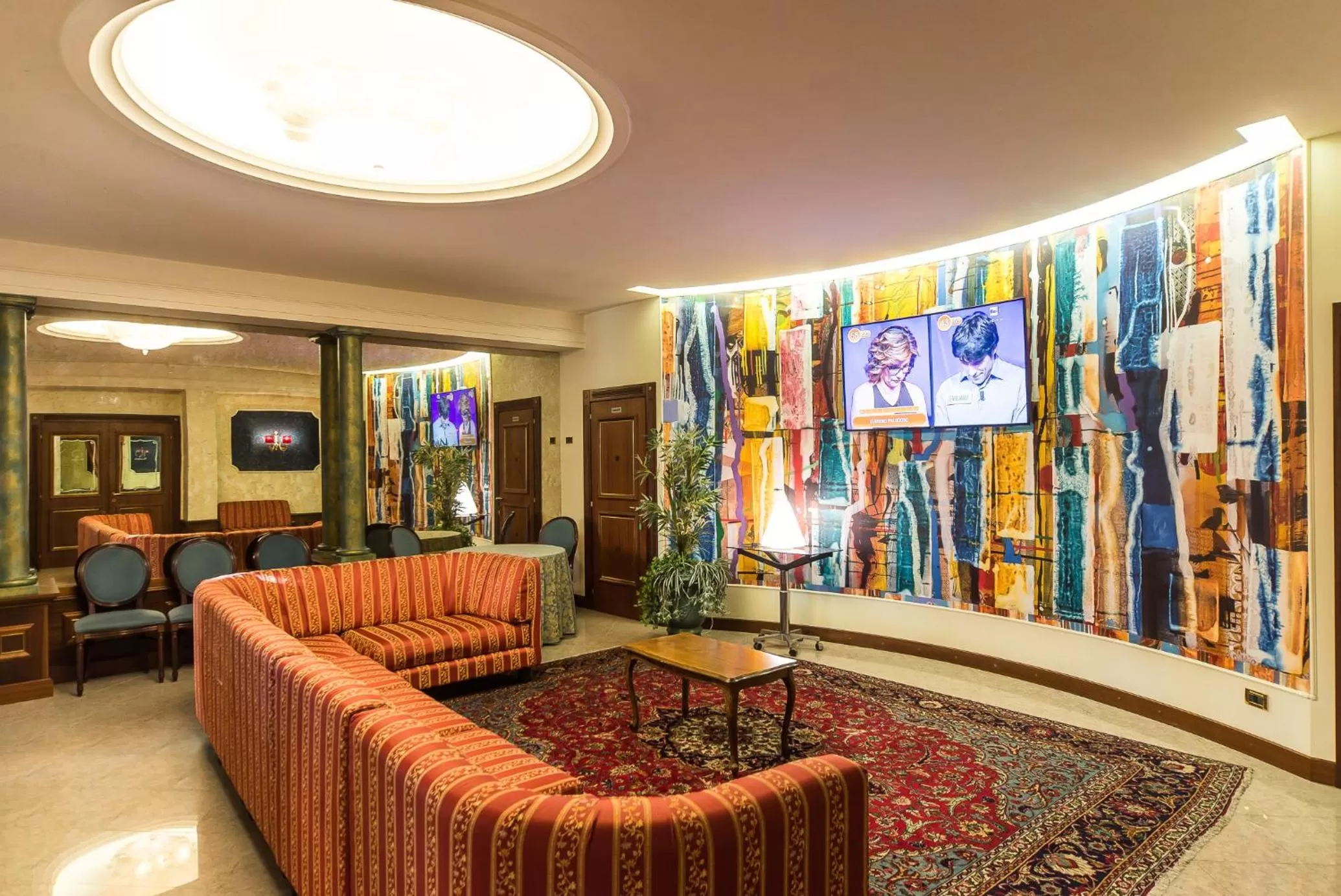 Communal lounge/ TV room in Hotel Columbus sul Lago