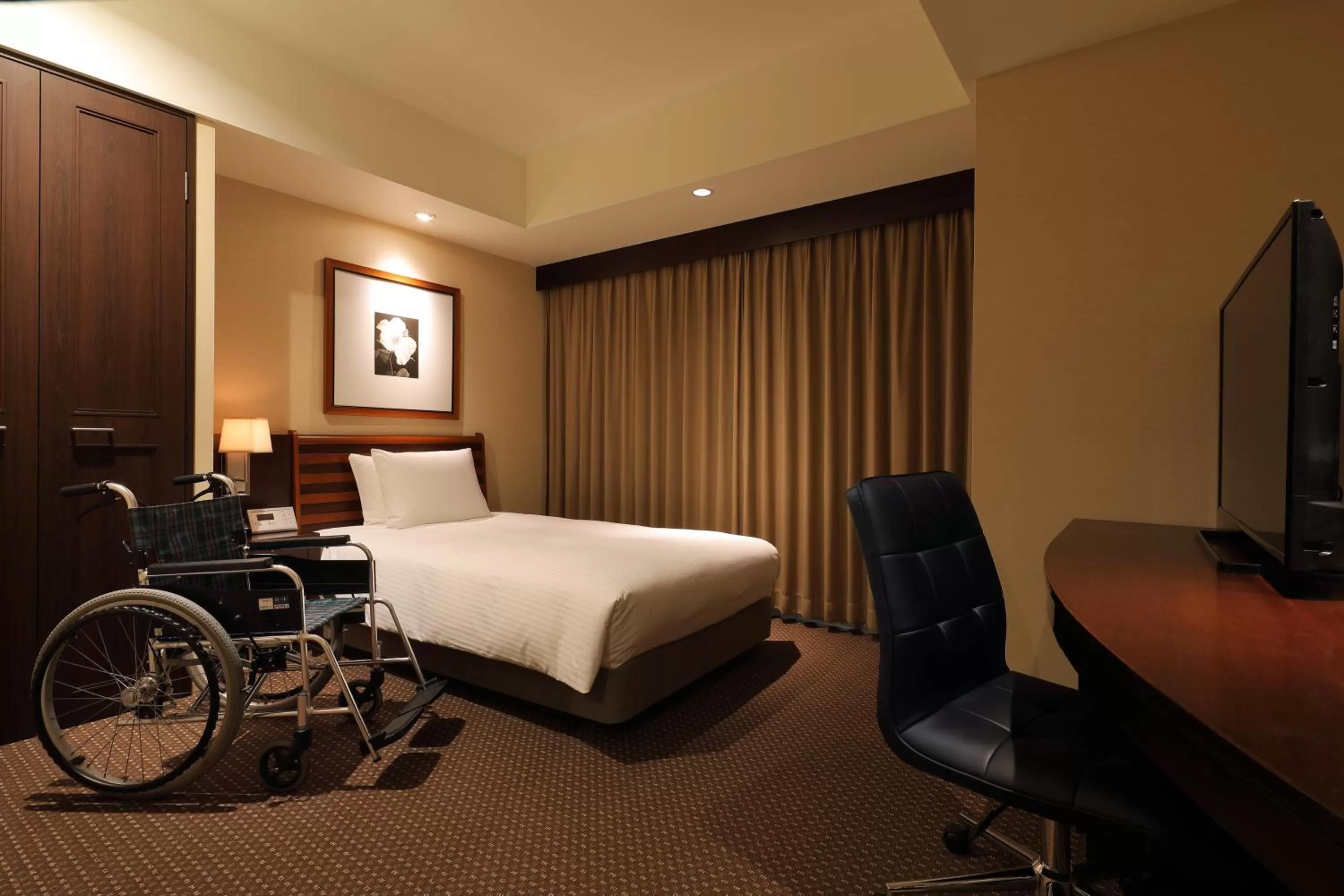 Photo of the whole room in ANA Crowne Plaza Okayama by IHG