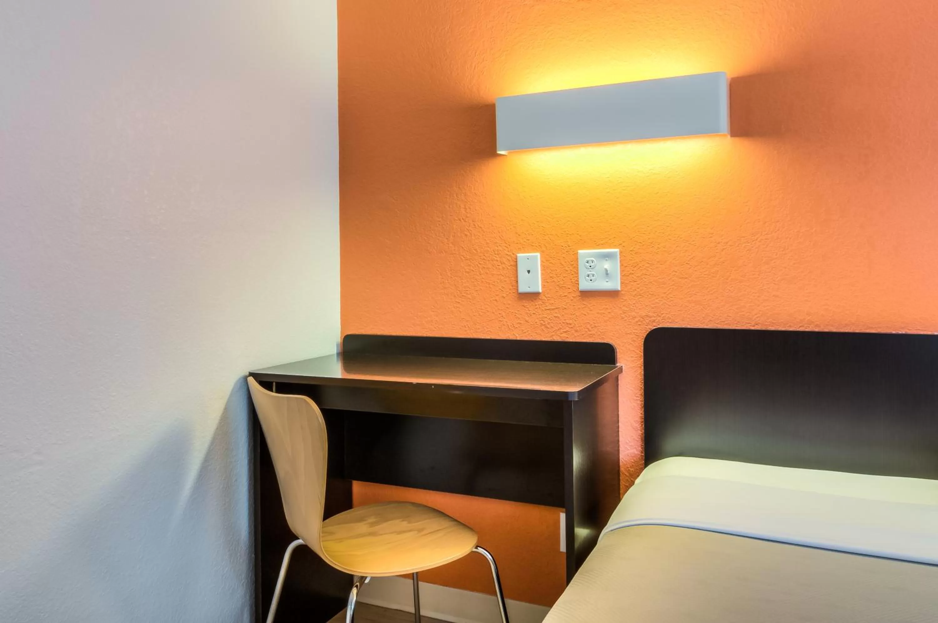 Seating area in Motel 6-Arlington Heights, IL - Chicago North Central