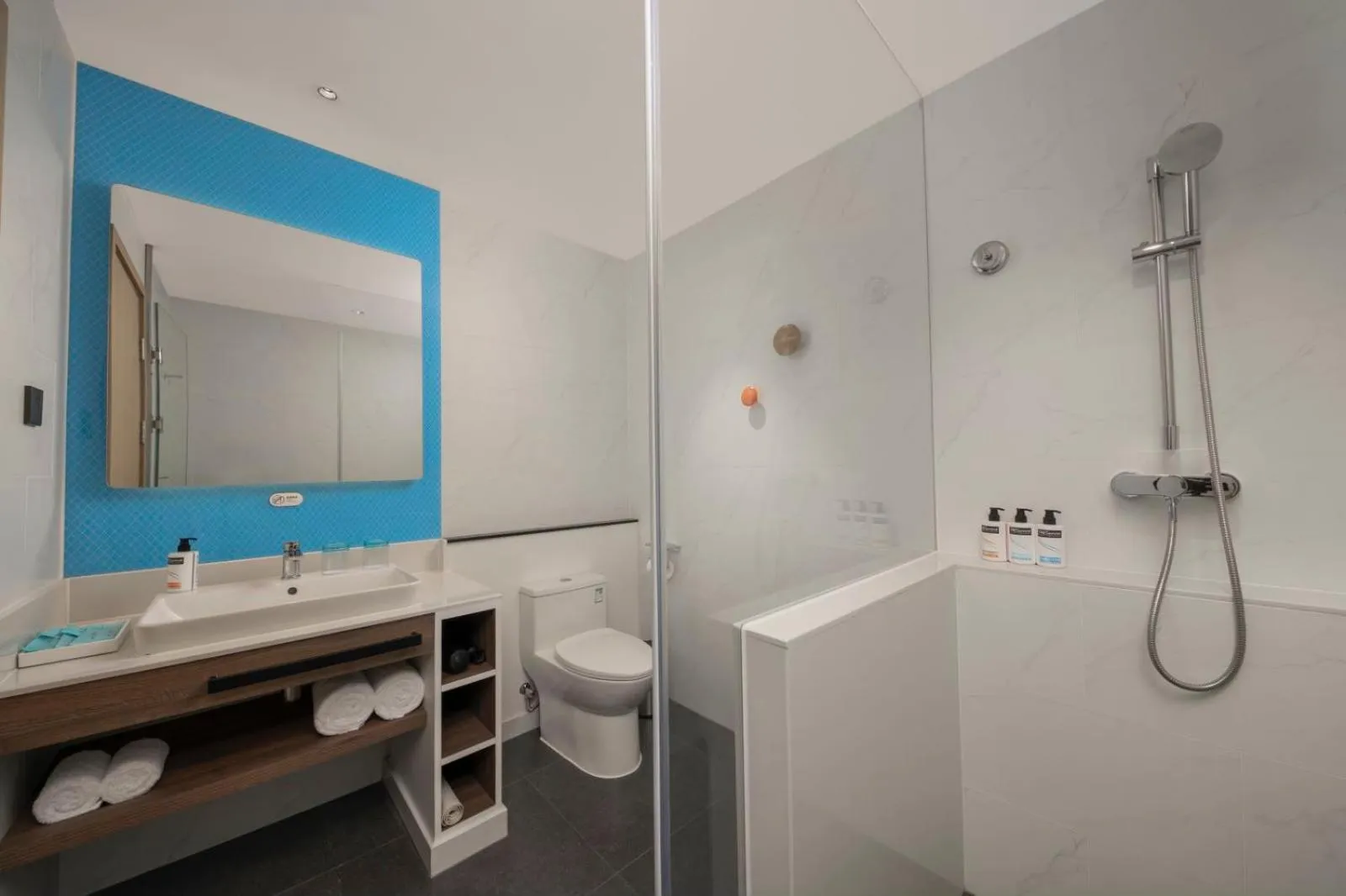 Bathroom in Holiday Inn Express Chongqing Caiyun Lake by IHG