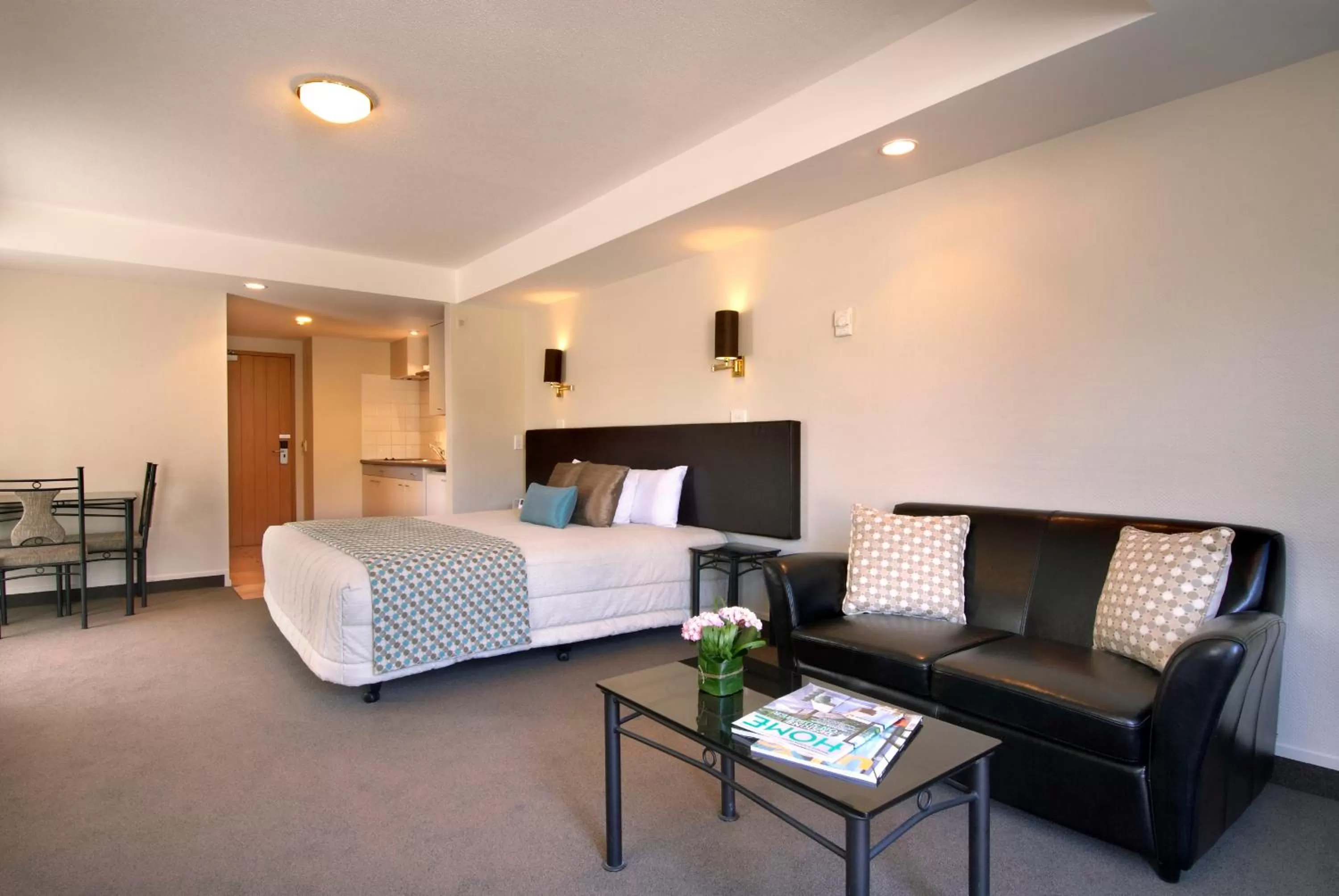 Photo of the whole room, Bed in Hurley's of Queenstown