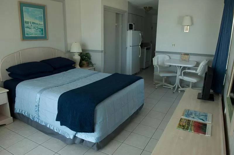 Bedroom, Bed in Sand Castle Motel