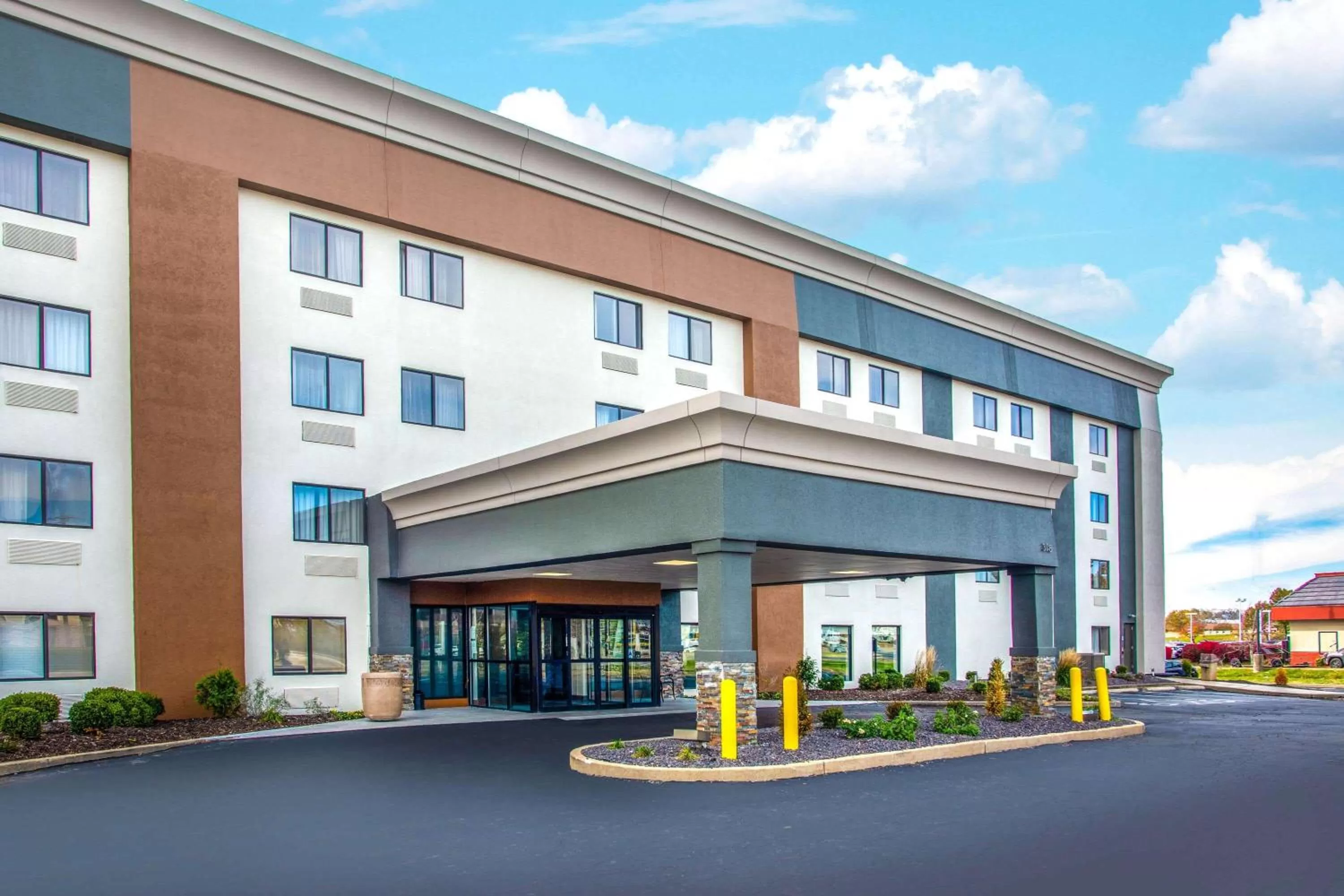 Property building in La Quinta Inn by Wyndham St. Louis Hazelwood - Airport North