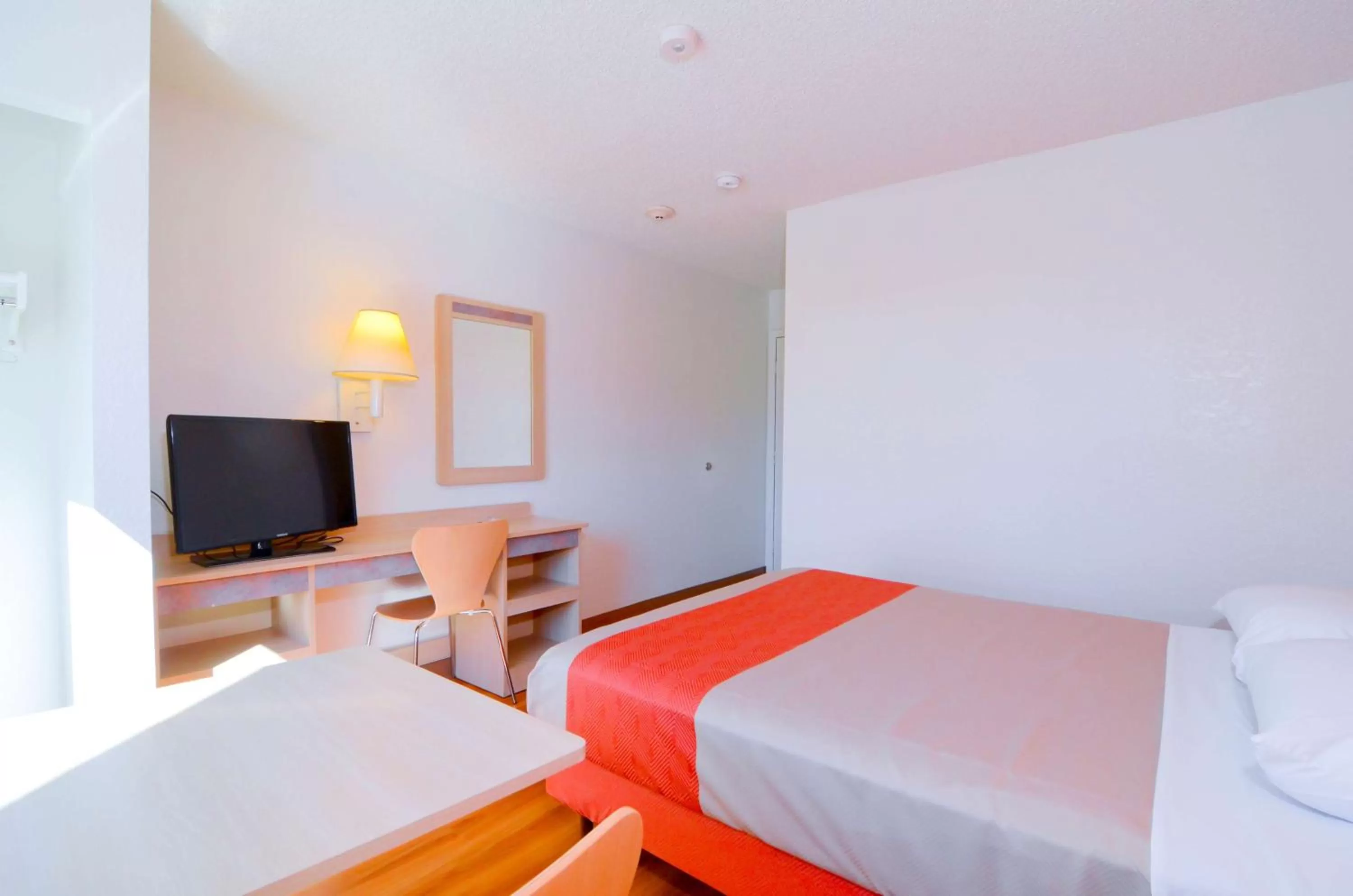 TV and multimedia, Bed in Motel 6-North Palm Springs, CA - North