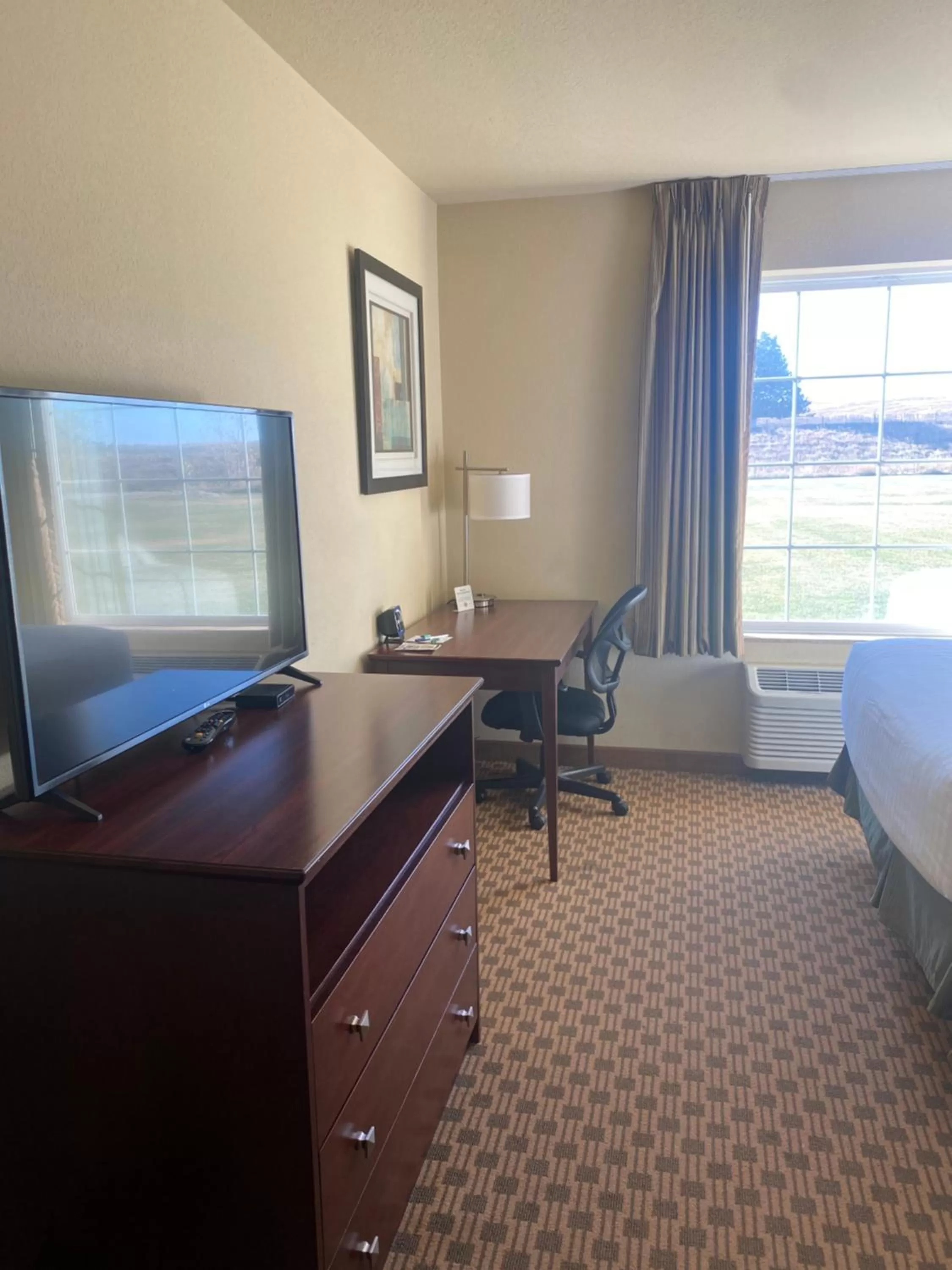 TV and multimedia in Cobblestone Hotel & Suites - Broken Bow