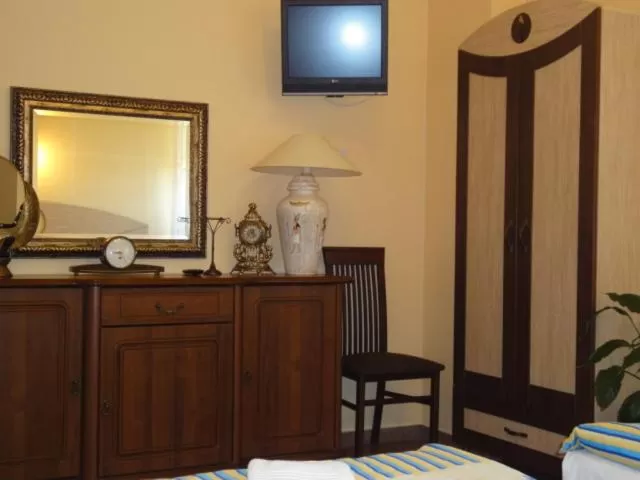 Photo of the whole room, TV/Entertainment Center in Hotel Faraon