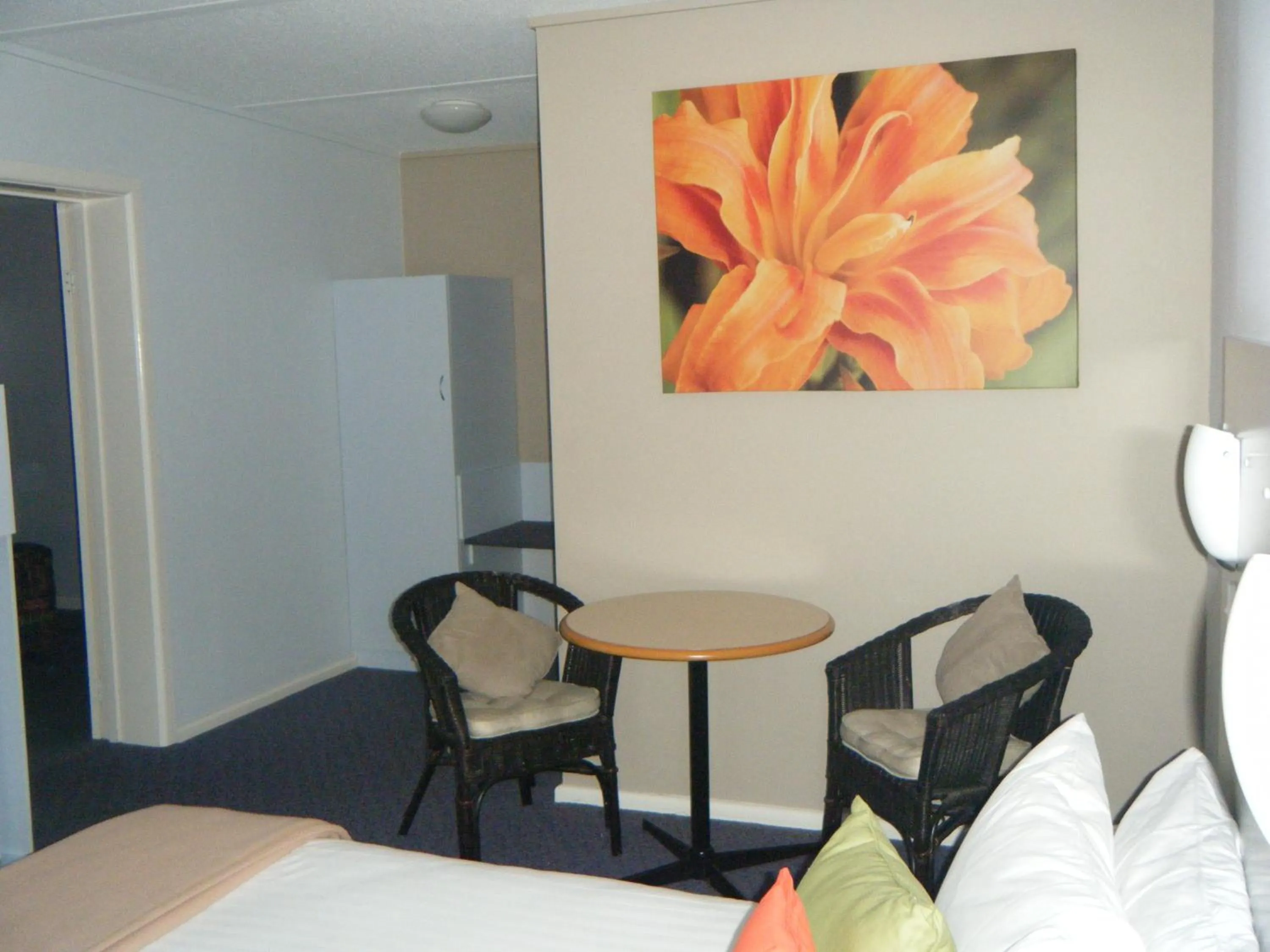 Seating area, Bed in Orana Windmill Motel