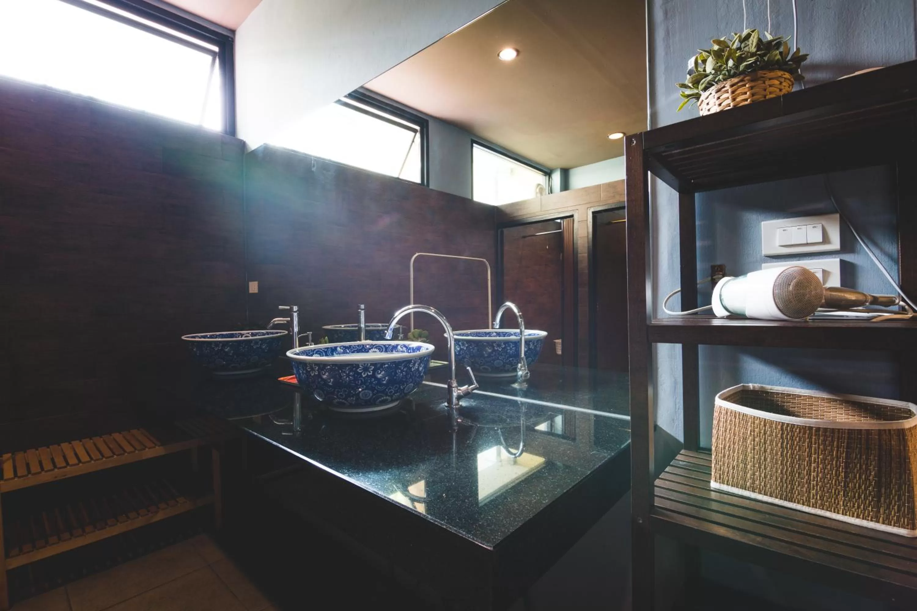 Toilet in Feung Nakorn Balcony Rooms and Cafe