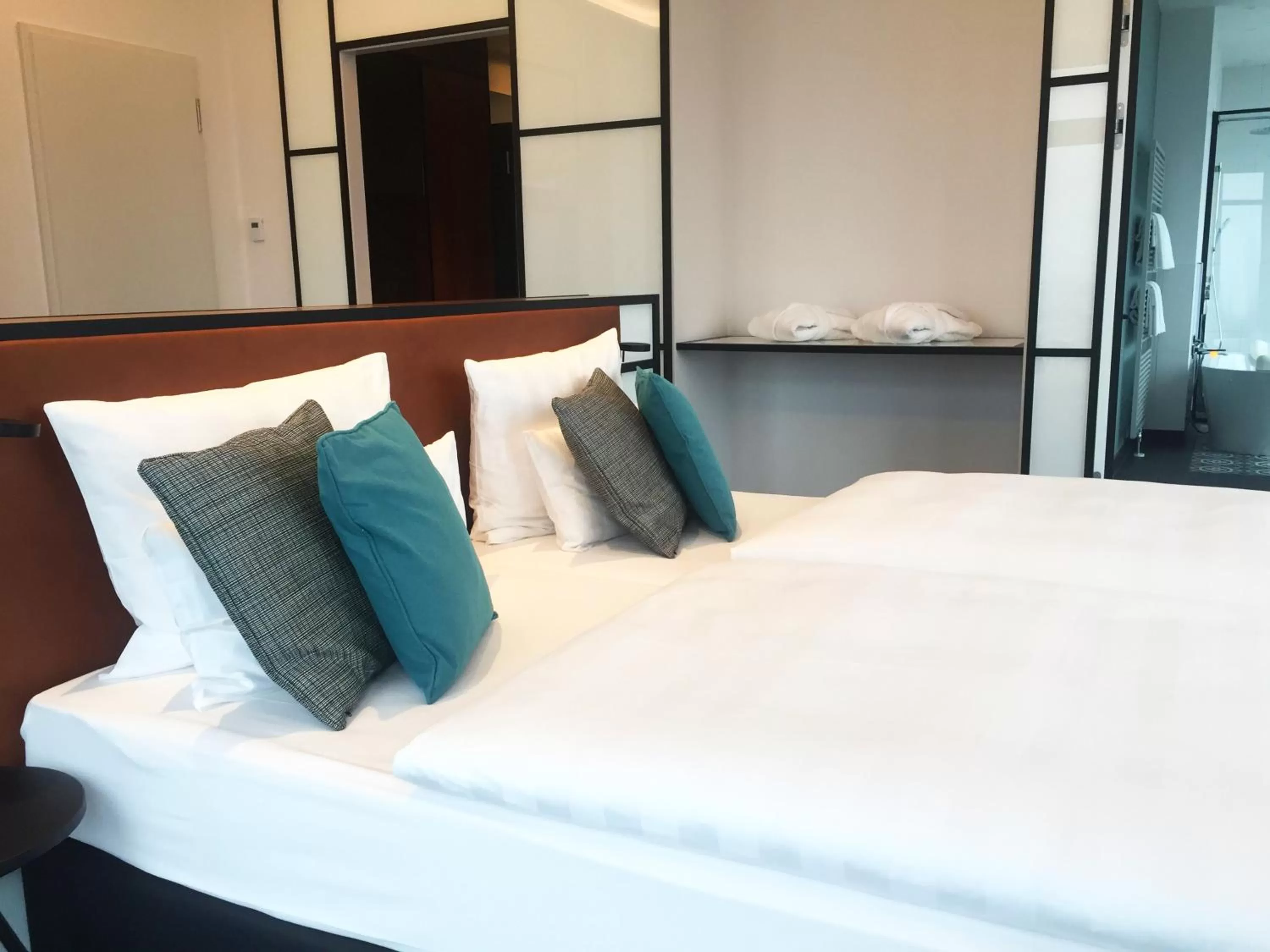 Photo of the whole room, Bed in Park Inn by Radisson Berlin Alexanderplatz