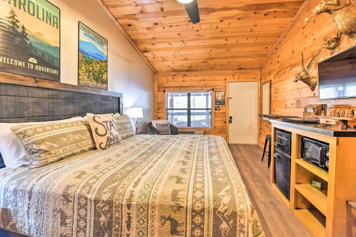 Bed in The Lodge Nantahala River