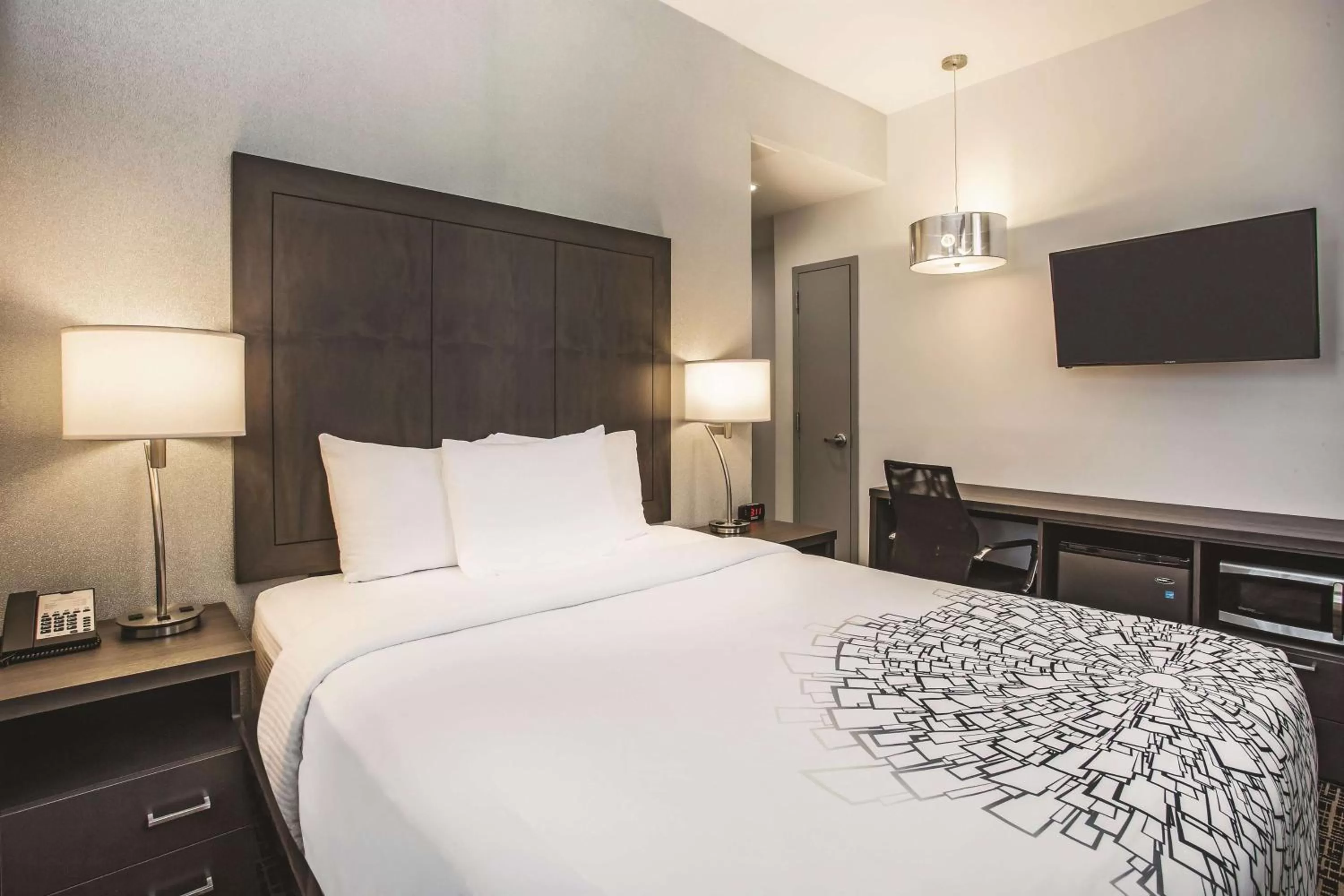 Photo of the whole room, Bed in La Quinta by Wyndham Inner Harbor Downtown