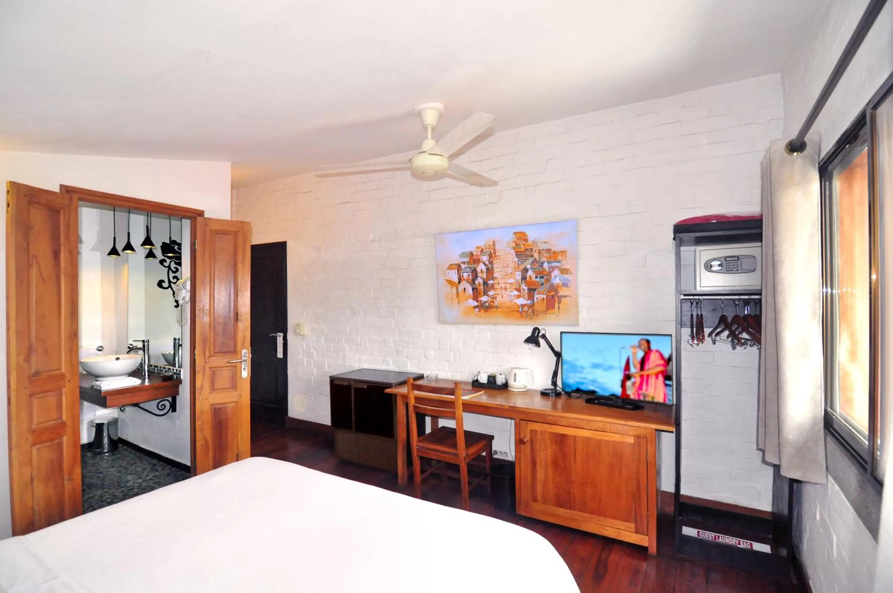 Photo of the whole room, Kitchen/Kitchenette in Rova Hotel