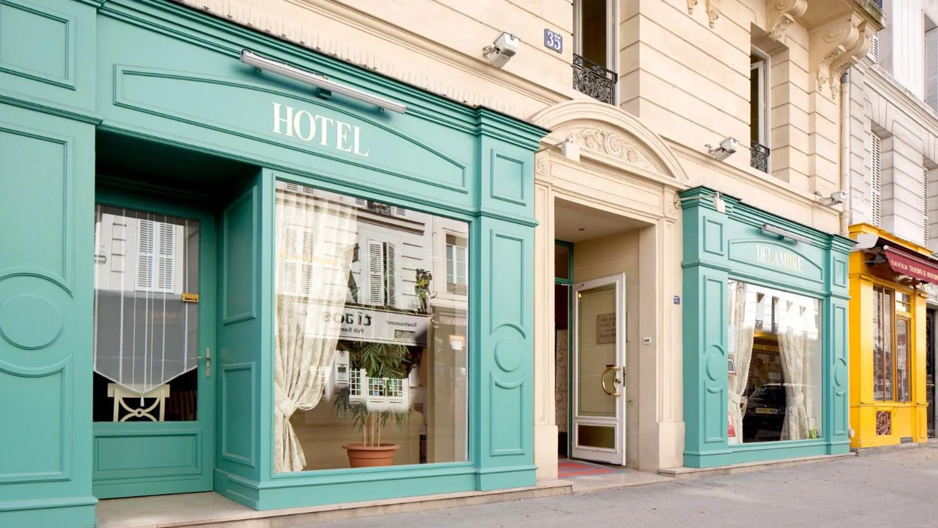 Facade/entrance in Hotel Delambre