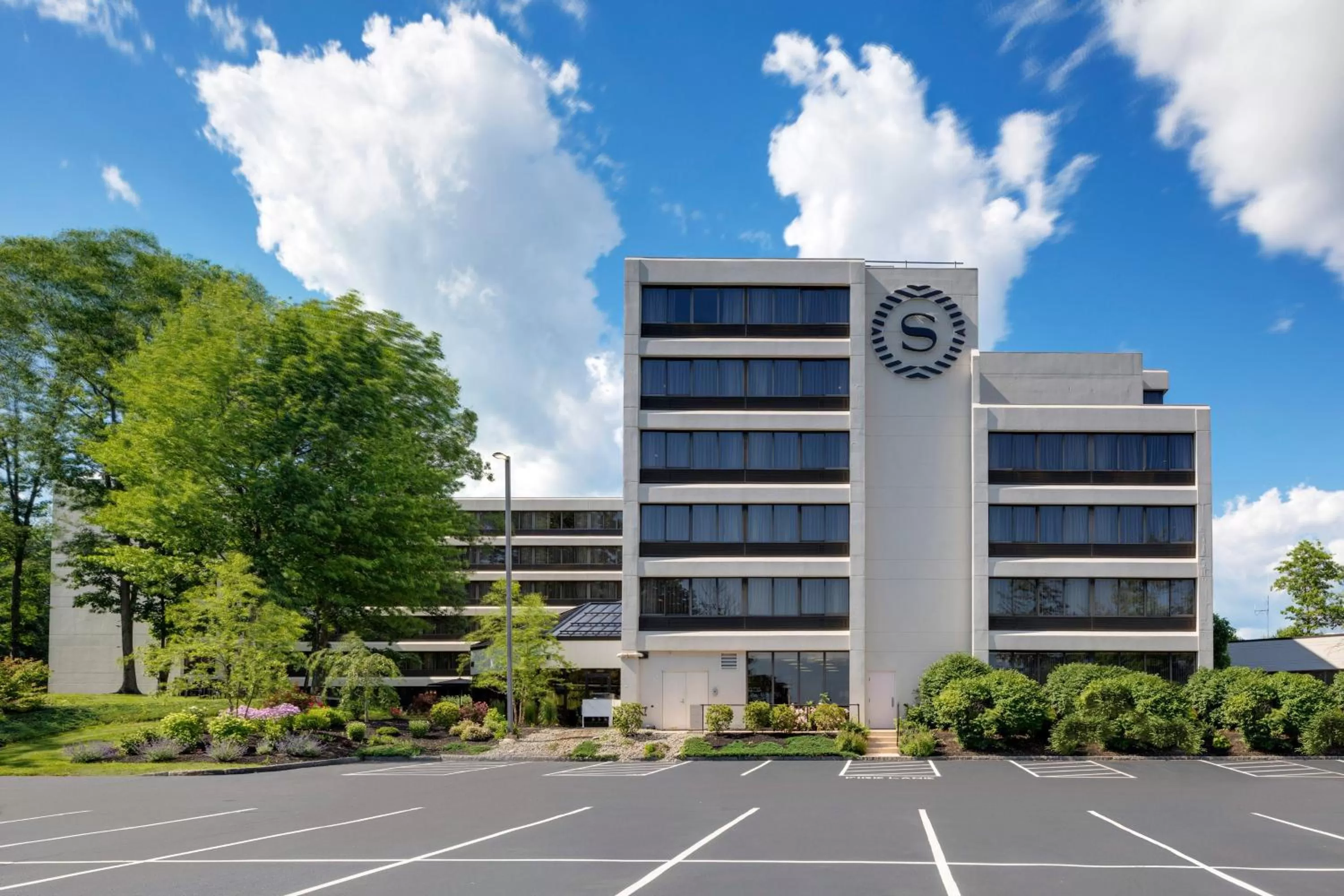 Property building in Portland Sheraton at Sable Oaks