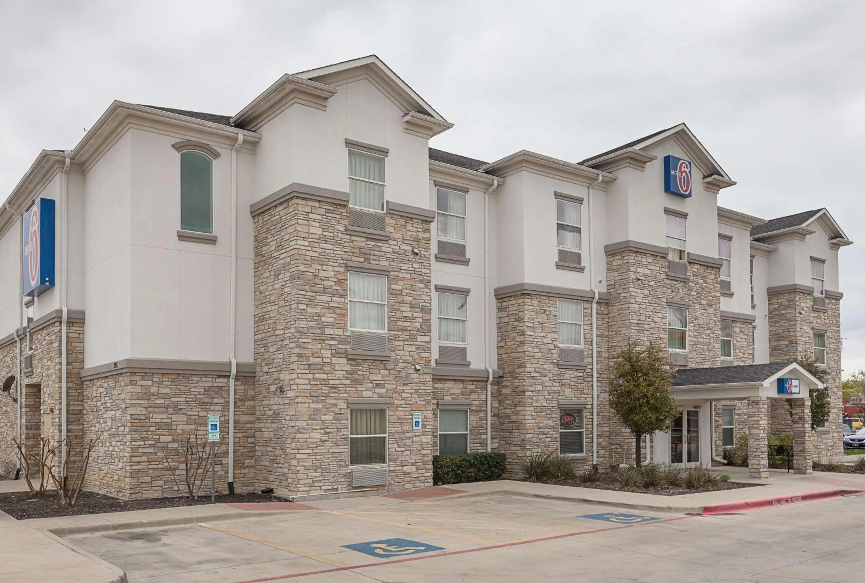 Property building in Motel 6-Fort Worth, TX