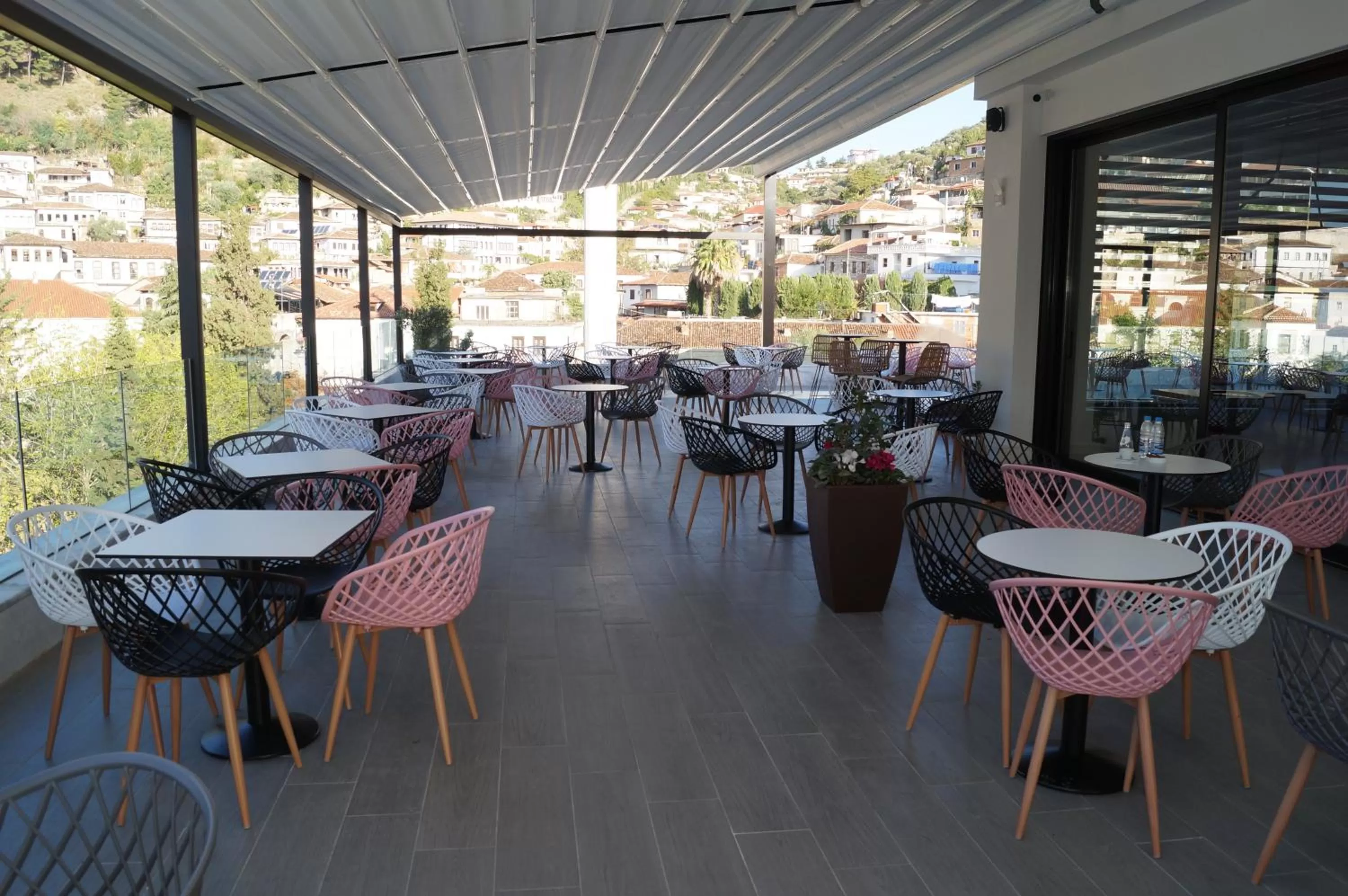 Restaurant/places to eat in Portik Hotel