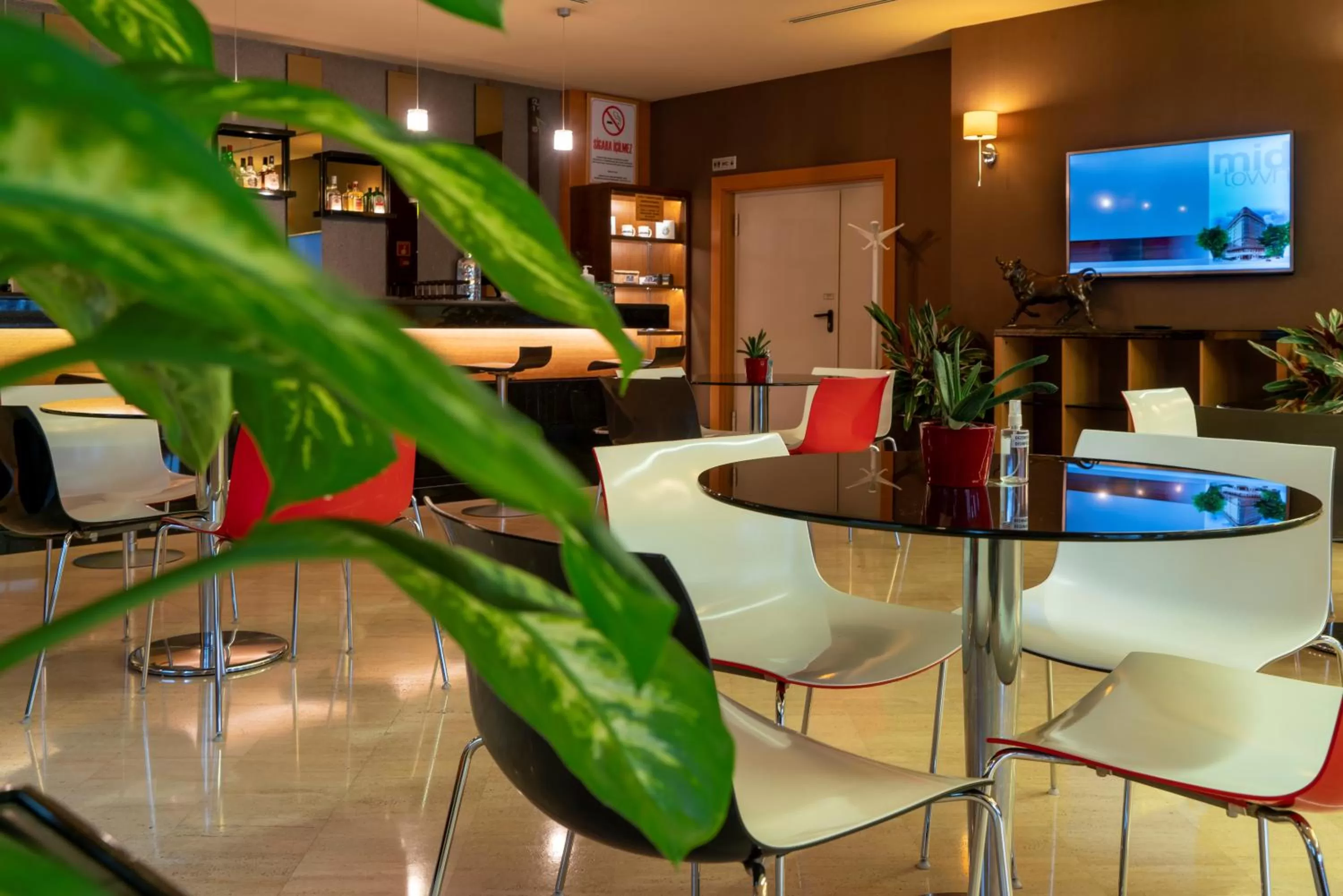 Lounge or bar in Midtown Hotel