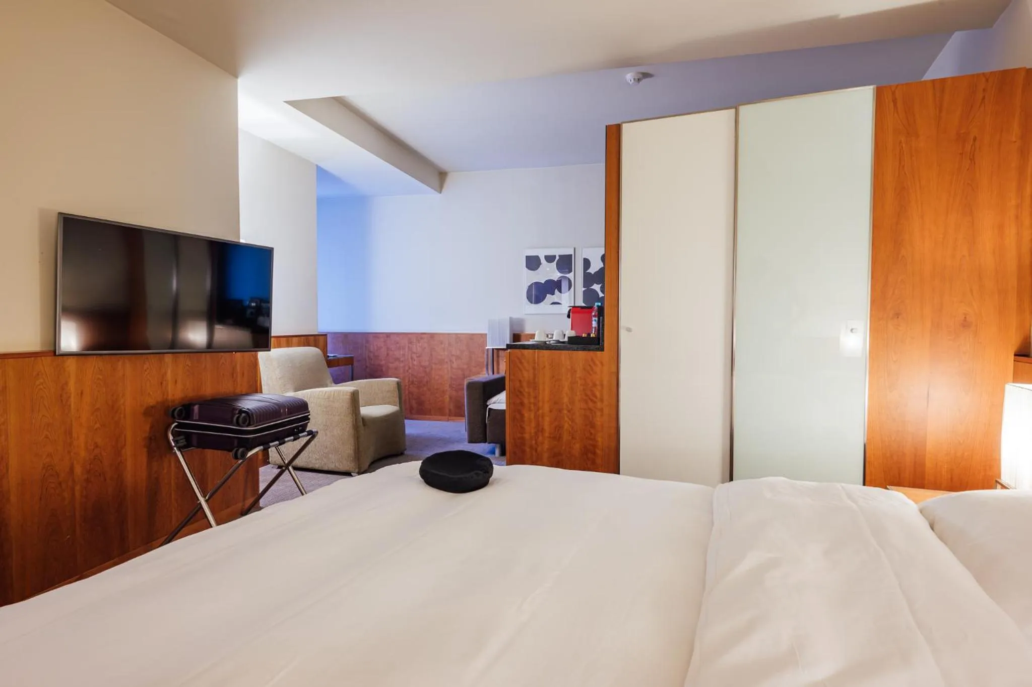 wardrobe, Bed in Peakture Hotel