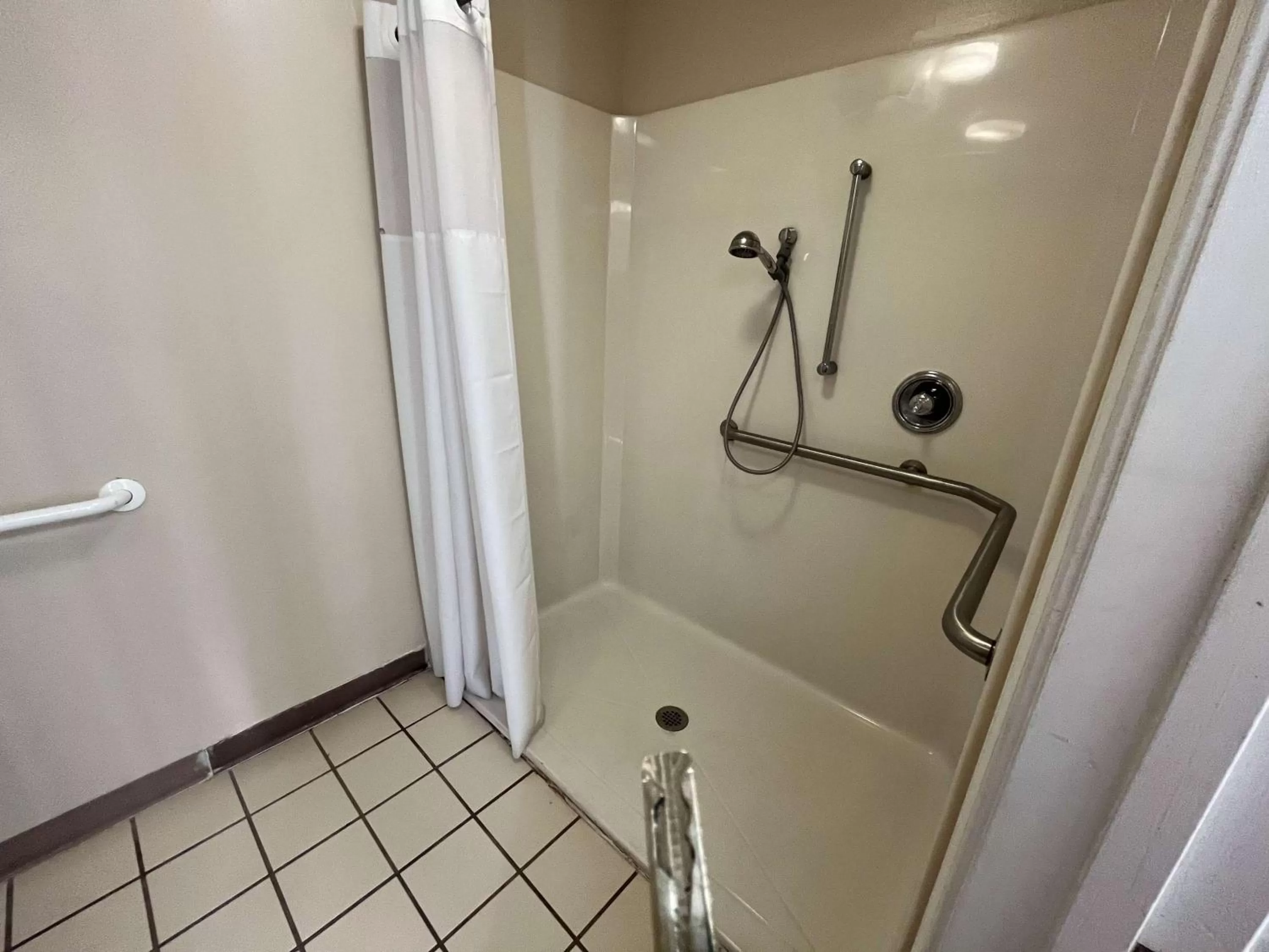 Bathroom in Motel 6 Georgetown, SC Marina