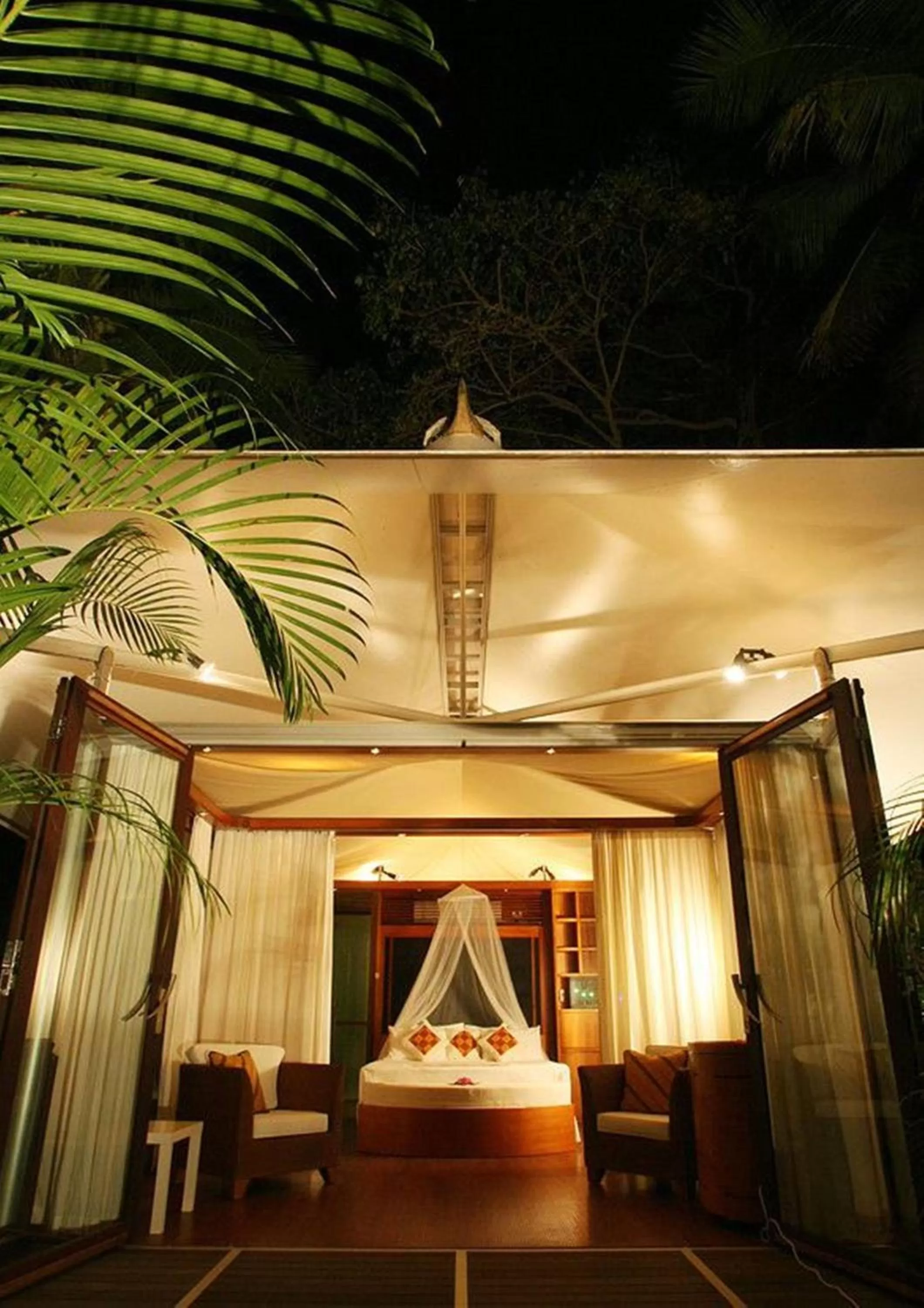 Facade/entrance, Bed in The Fiji Orchid
