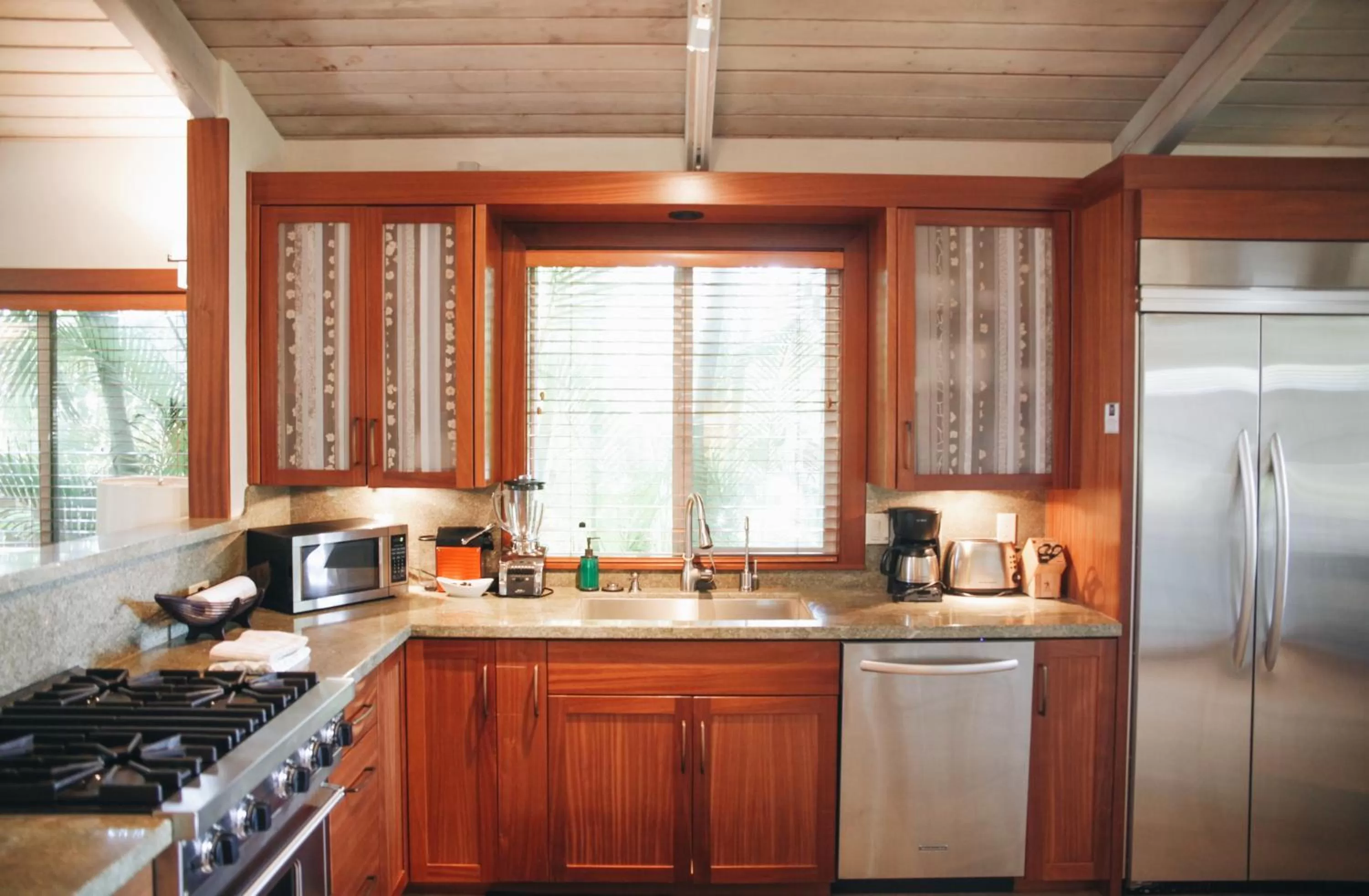 Kitchen or kitchenette in Paia Inn