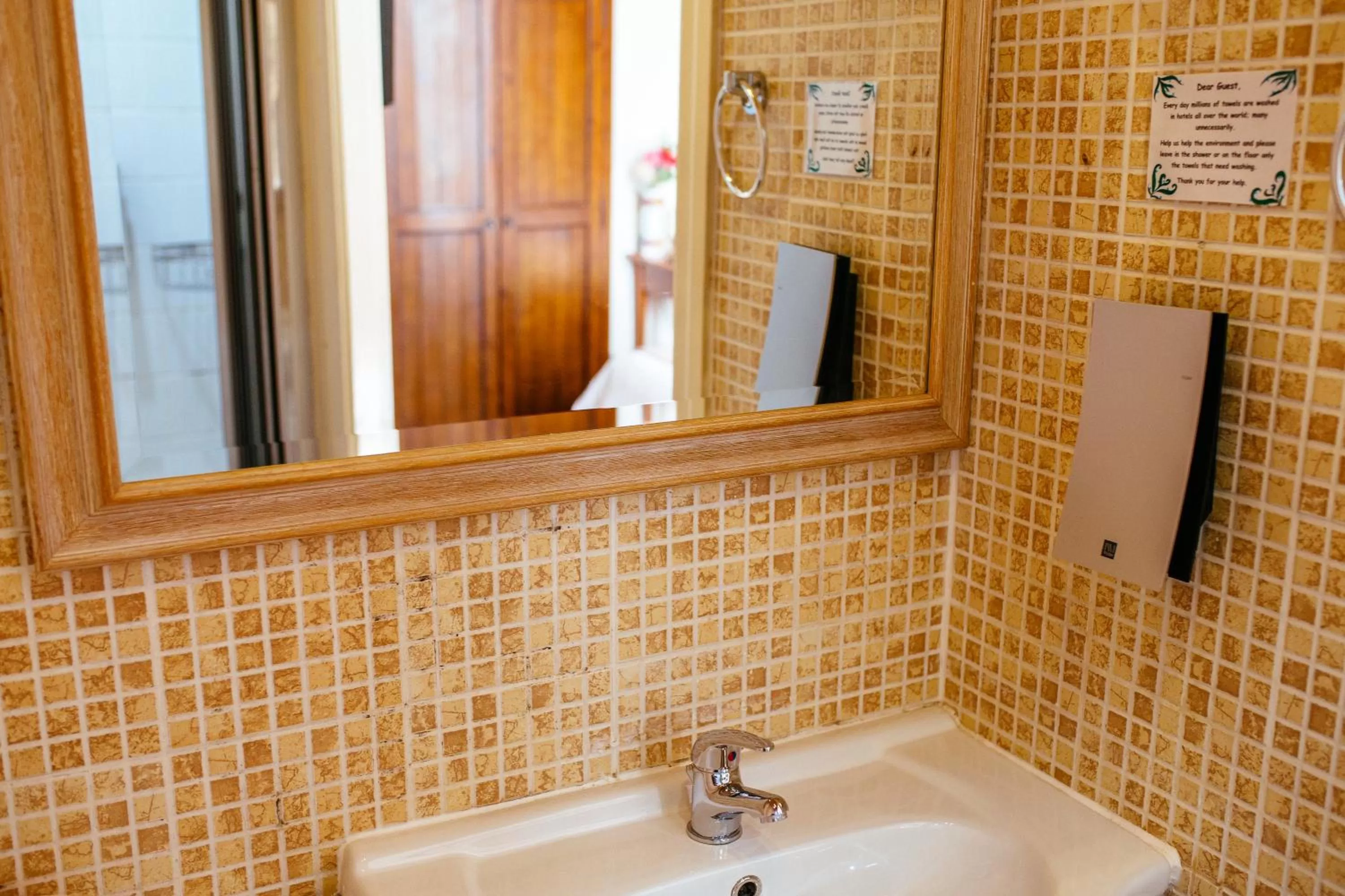 Bathroom in Pymgate Lodge Hotel Manchester Airport