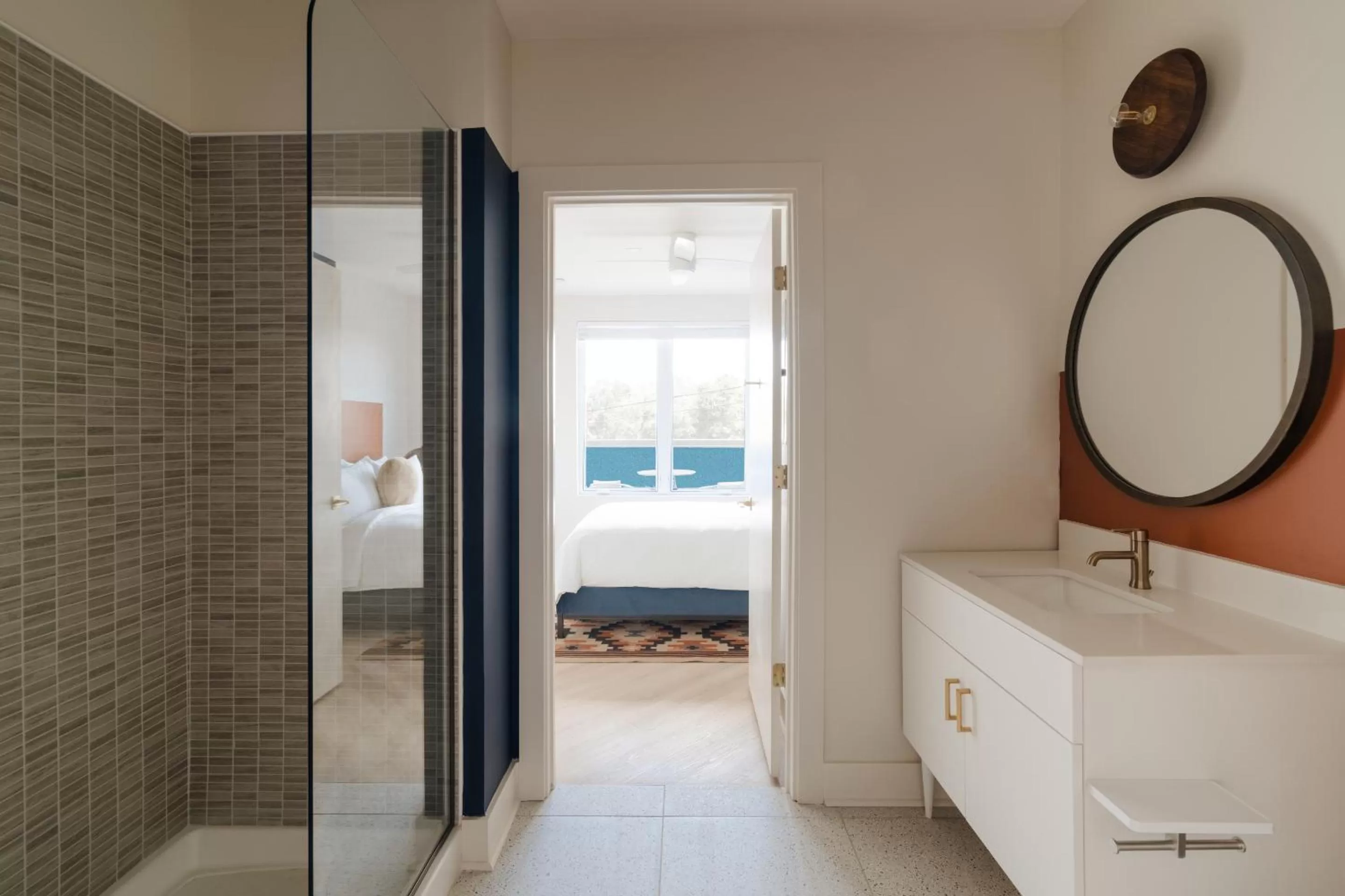 Living room, Bathroom in Sonder The Hideaway