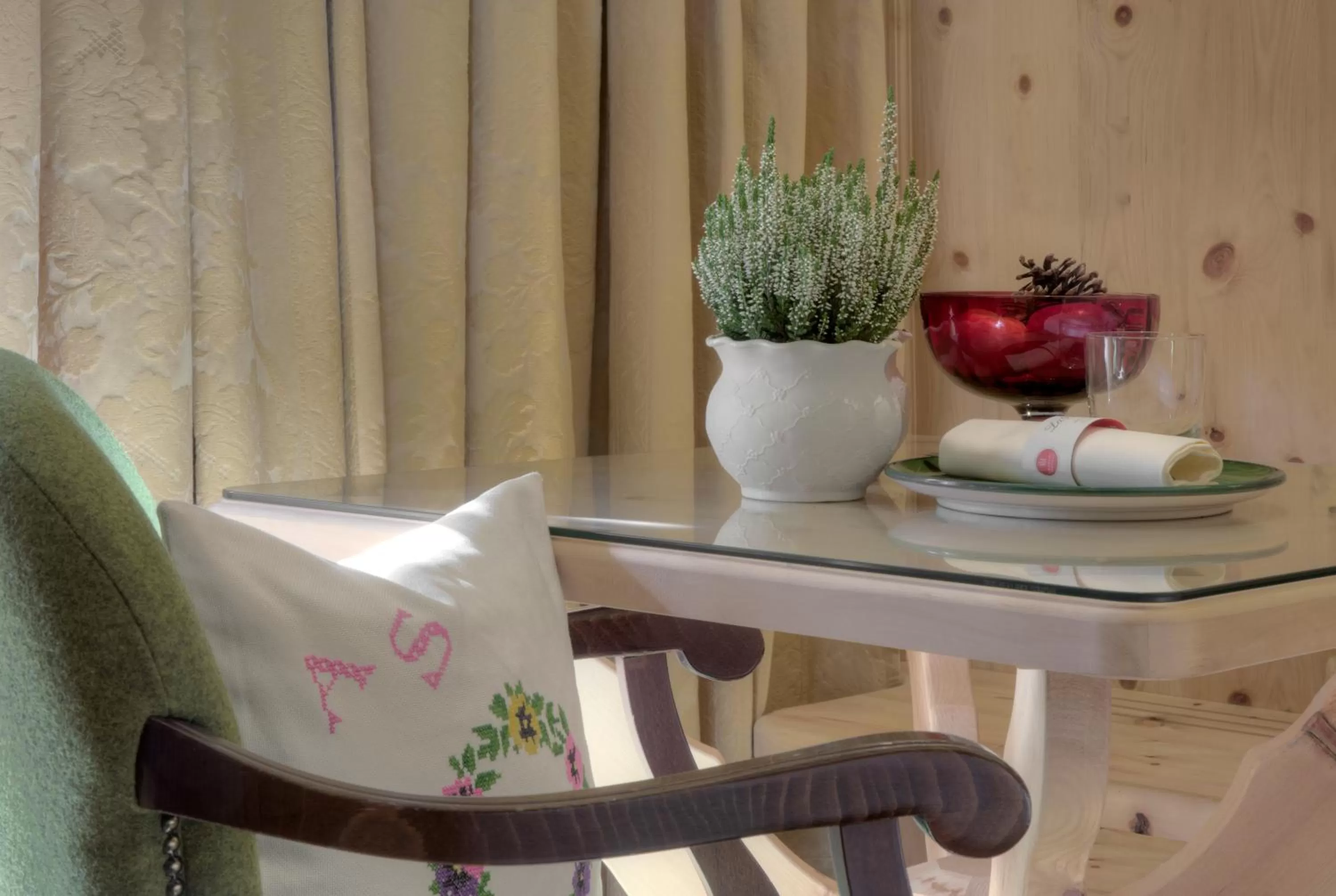 Seating area in Hotel La Perla: The Leading Hotels of the World