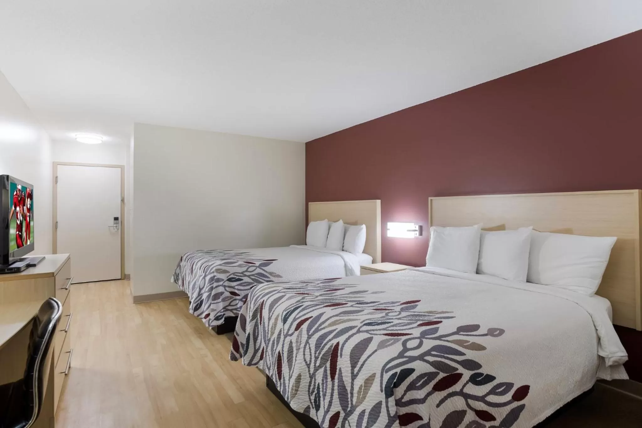 Photo of the whole room, Bed in Red Roof Inn London I-75