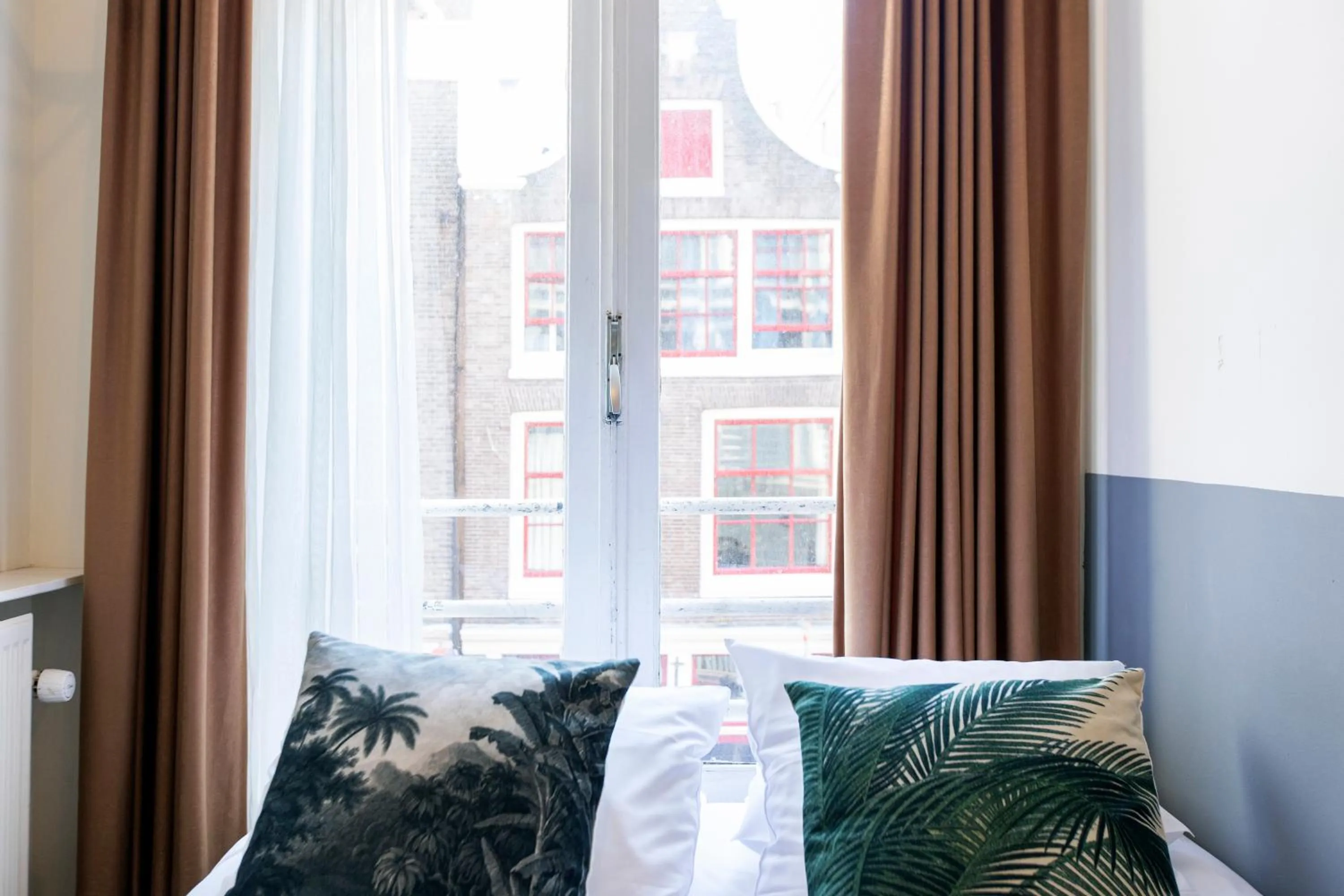 Bed in Quentin Arrive Hotel