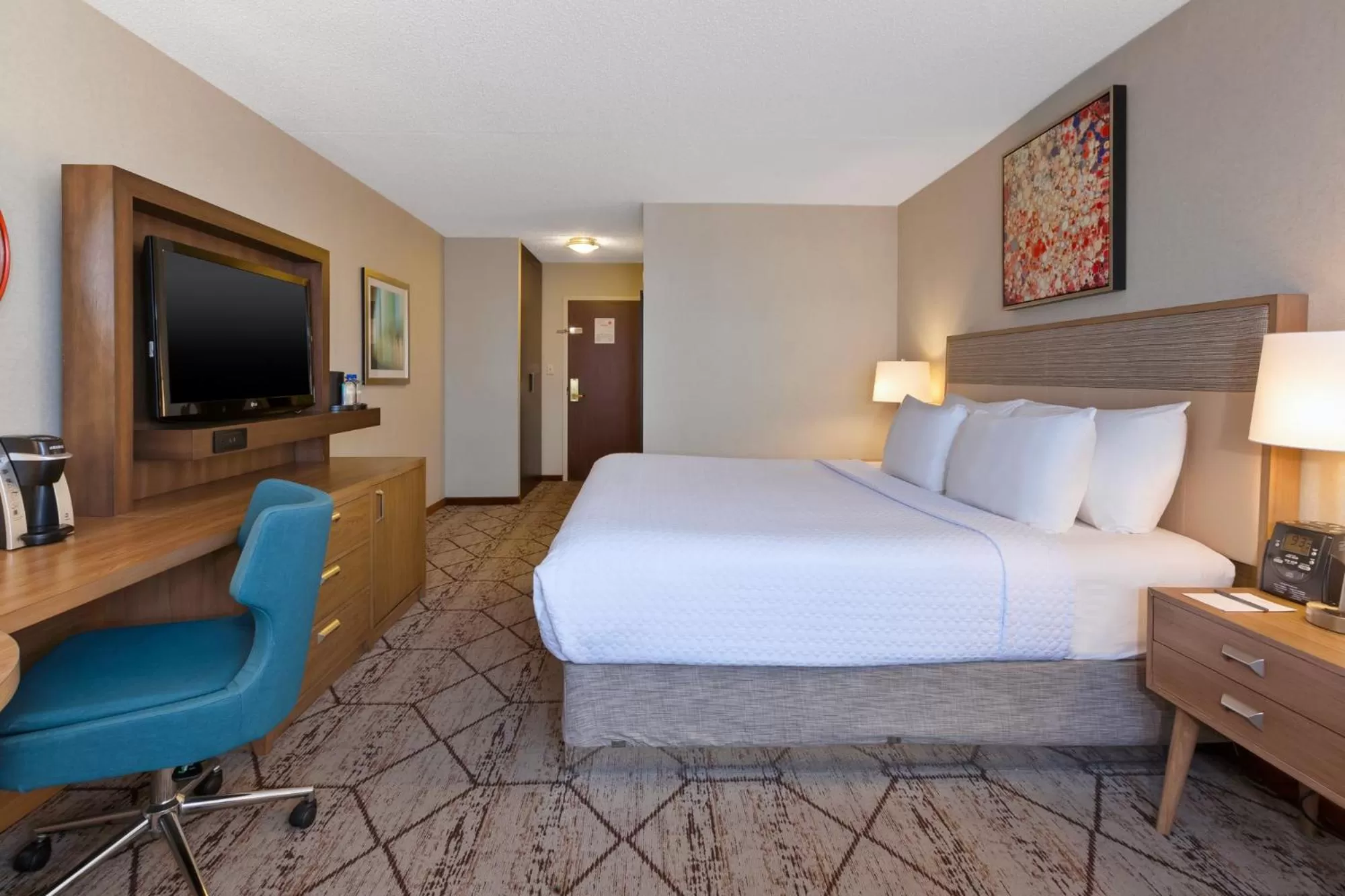 Photo of the whole room, Bed in Crowne Plaza Columbus North - Worthington by IHG