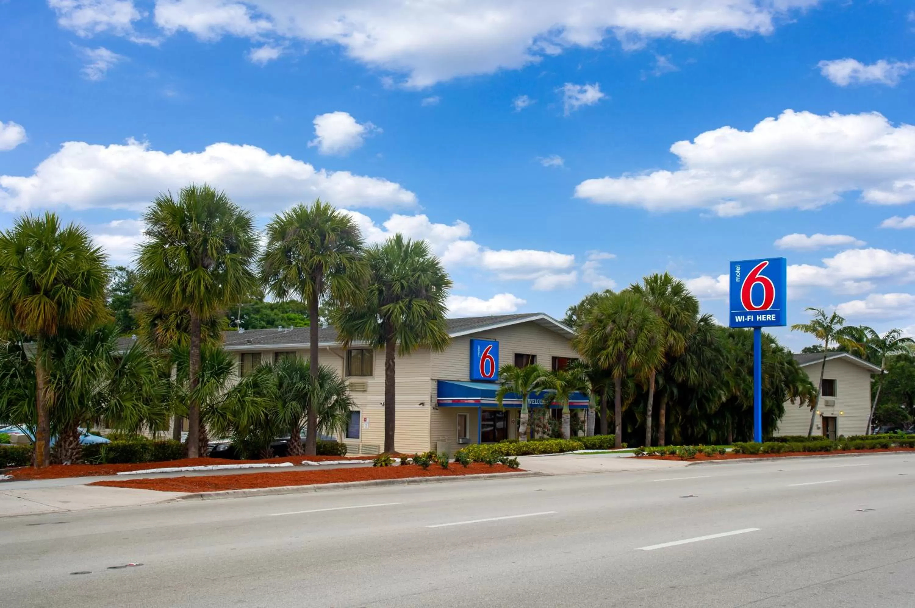 Facade/entrance in Motel 6-Fort Lauderdale, FL