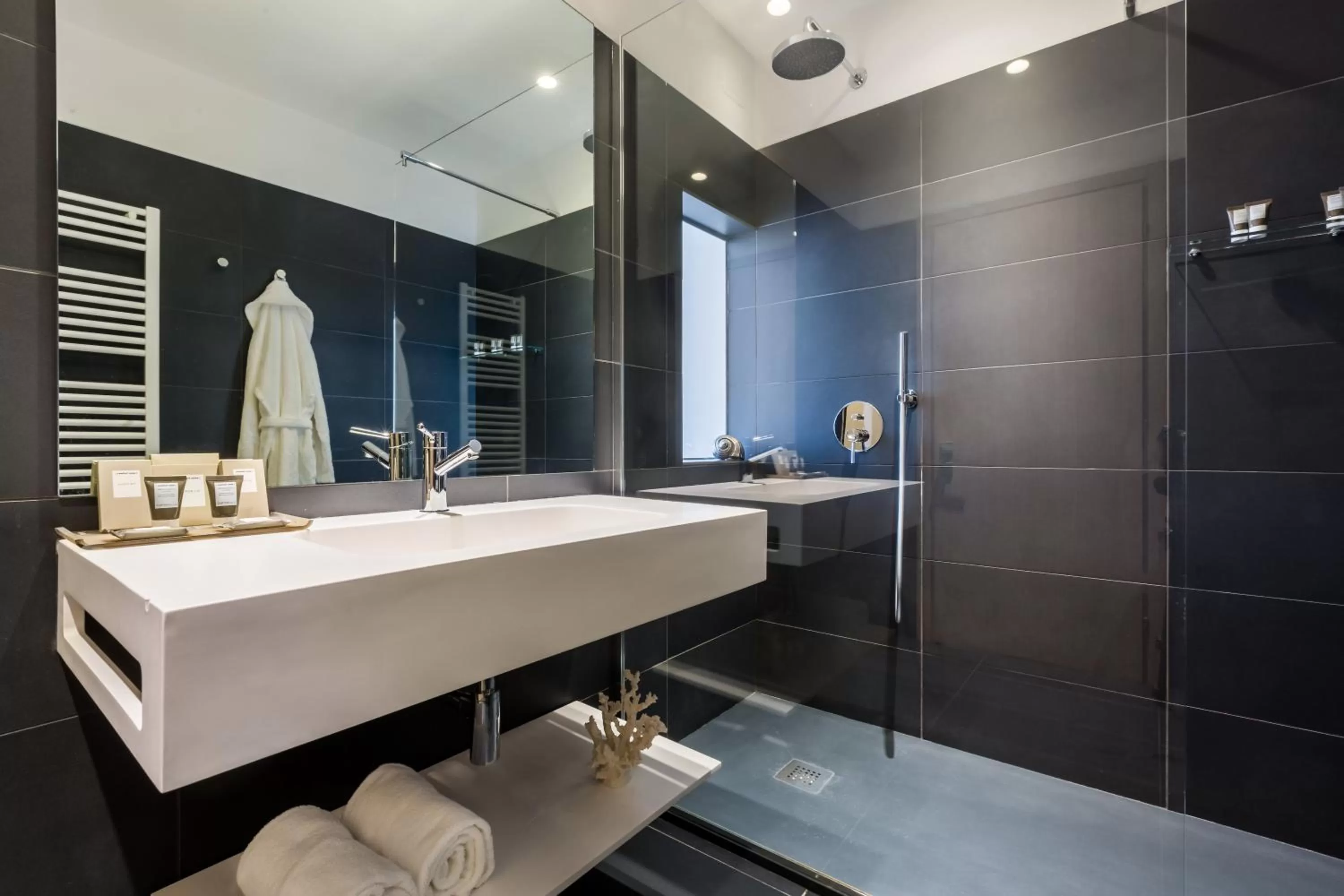 Shower in Hotel Lago Di Garda