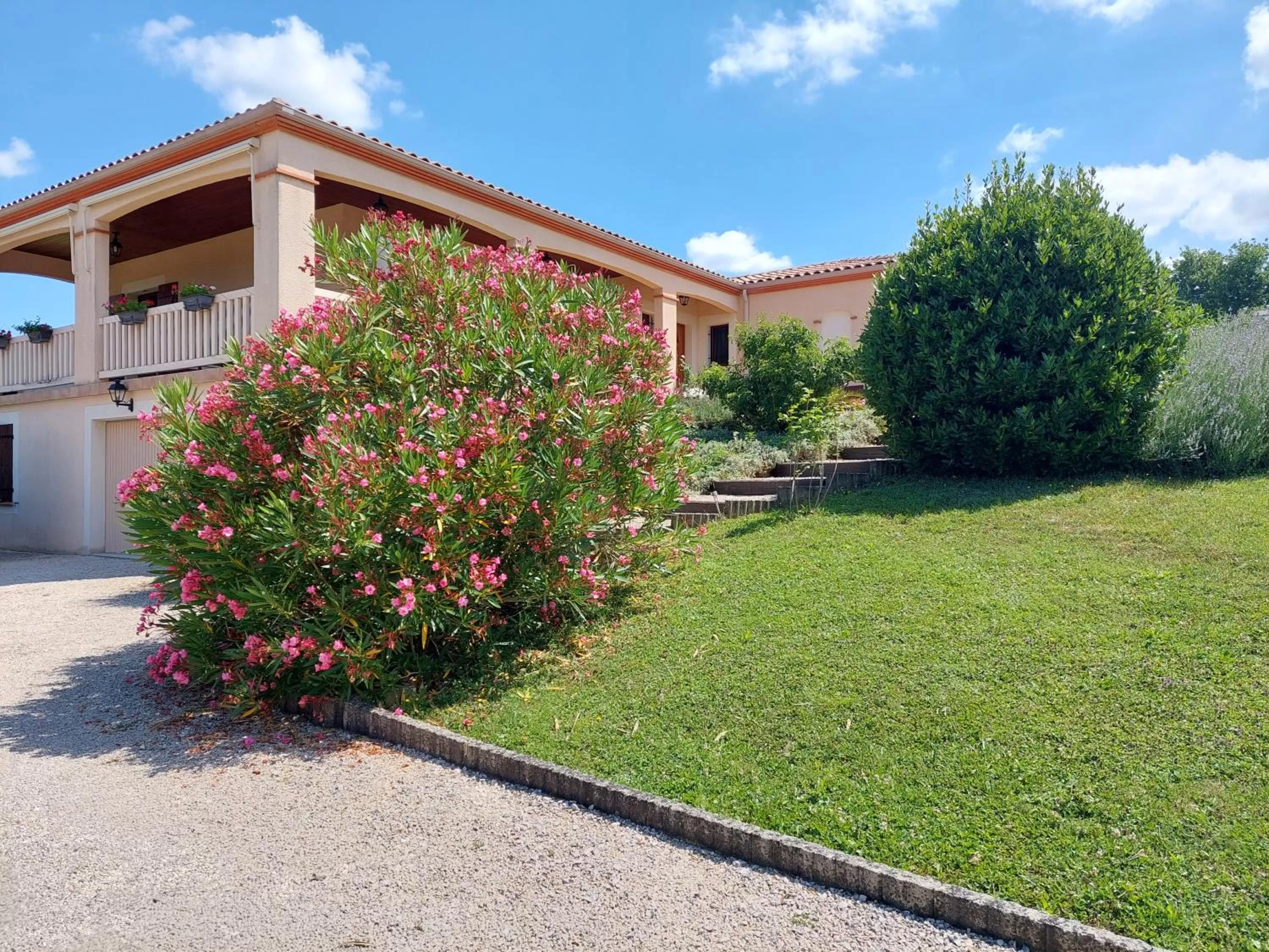 Property building in Aux Trois Mûriers