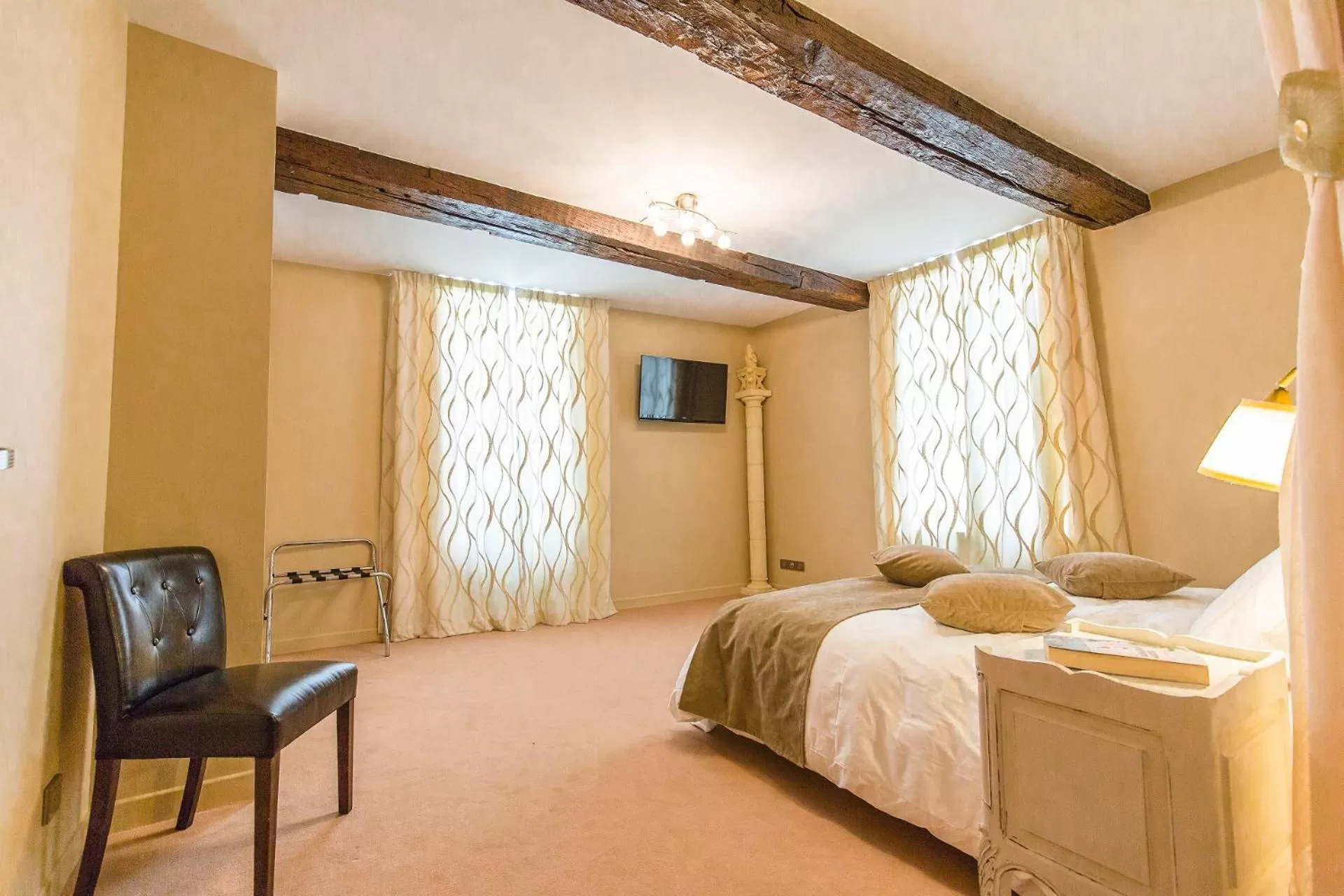 TV and multimedia, Bed in Logis du Parvis ***Face Cathédrale/in front of the Cathedral***