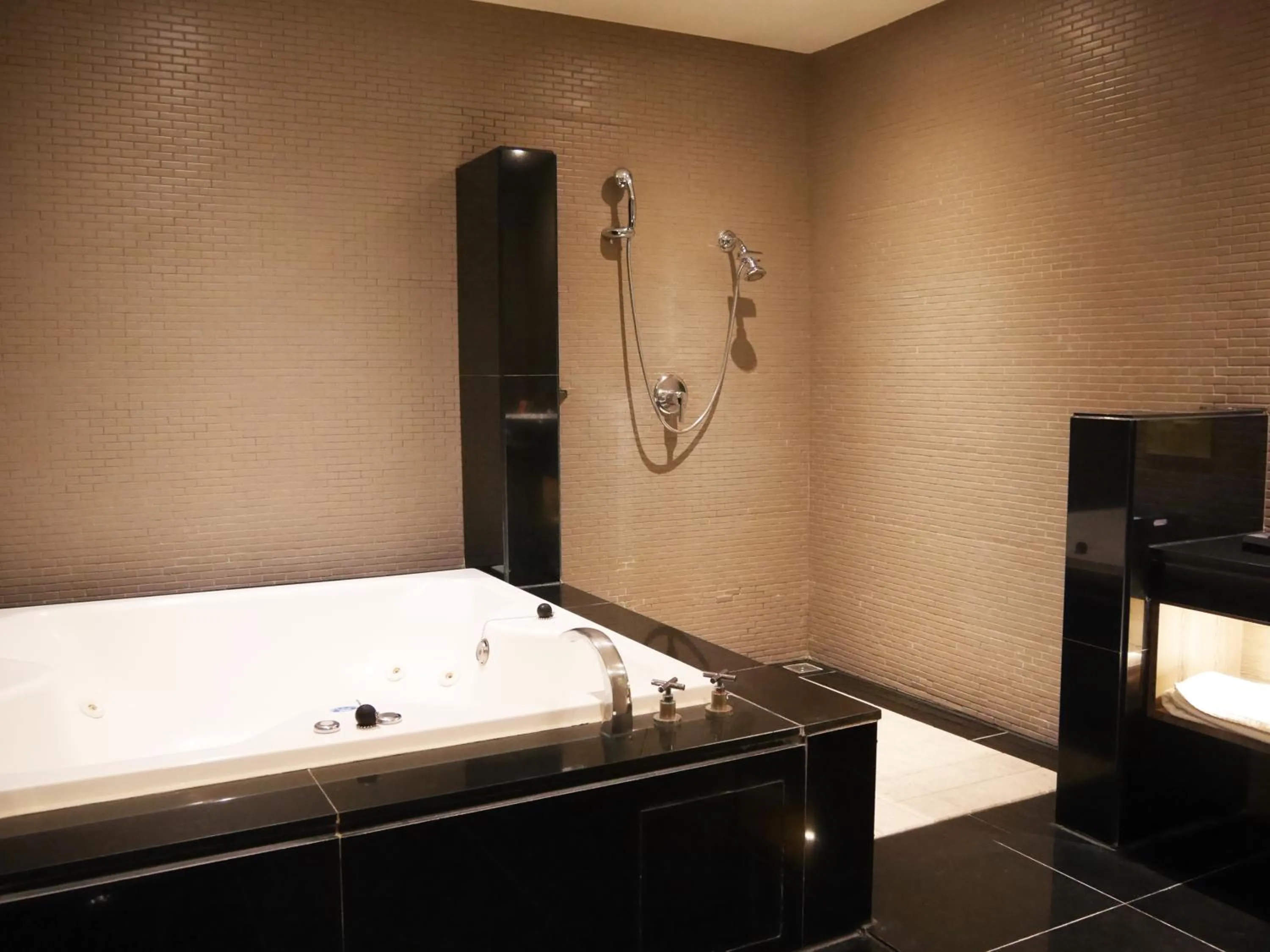 Bathroom, Bed in Refinement Motel