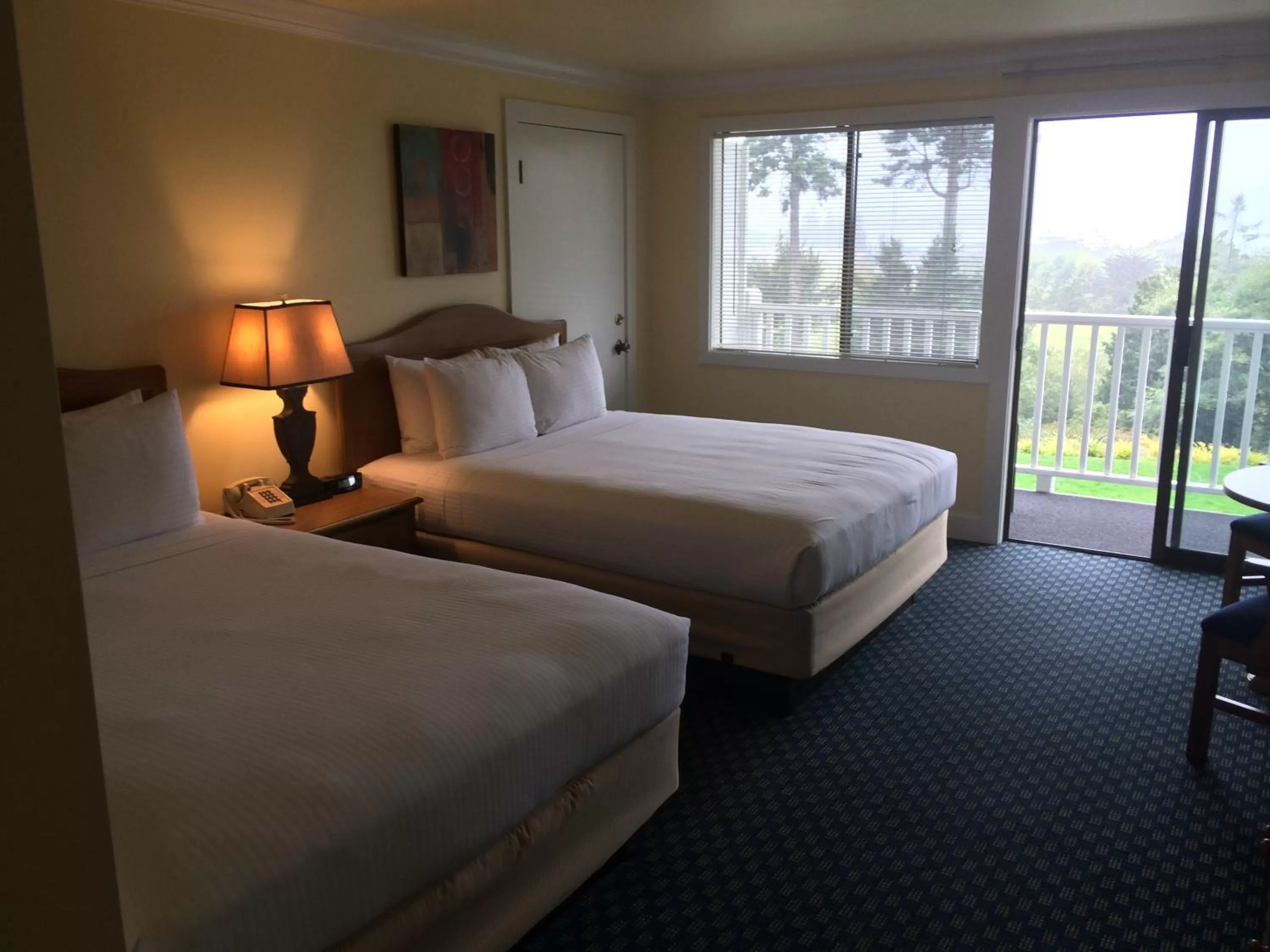 Photo of the whole room, Bed in Anacortes Ship Harbor Inn