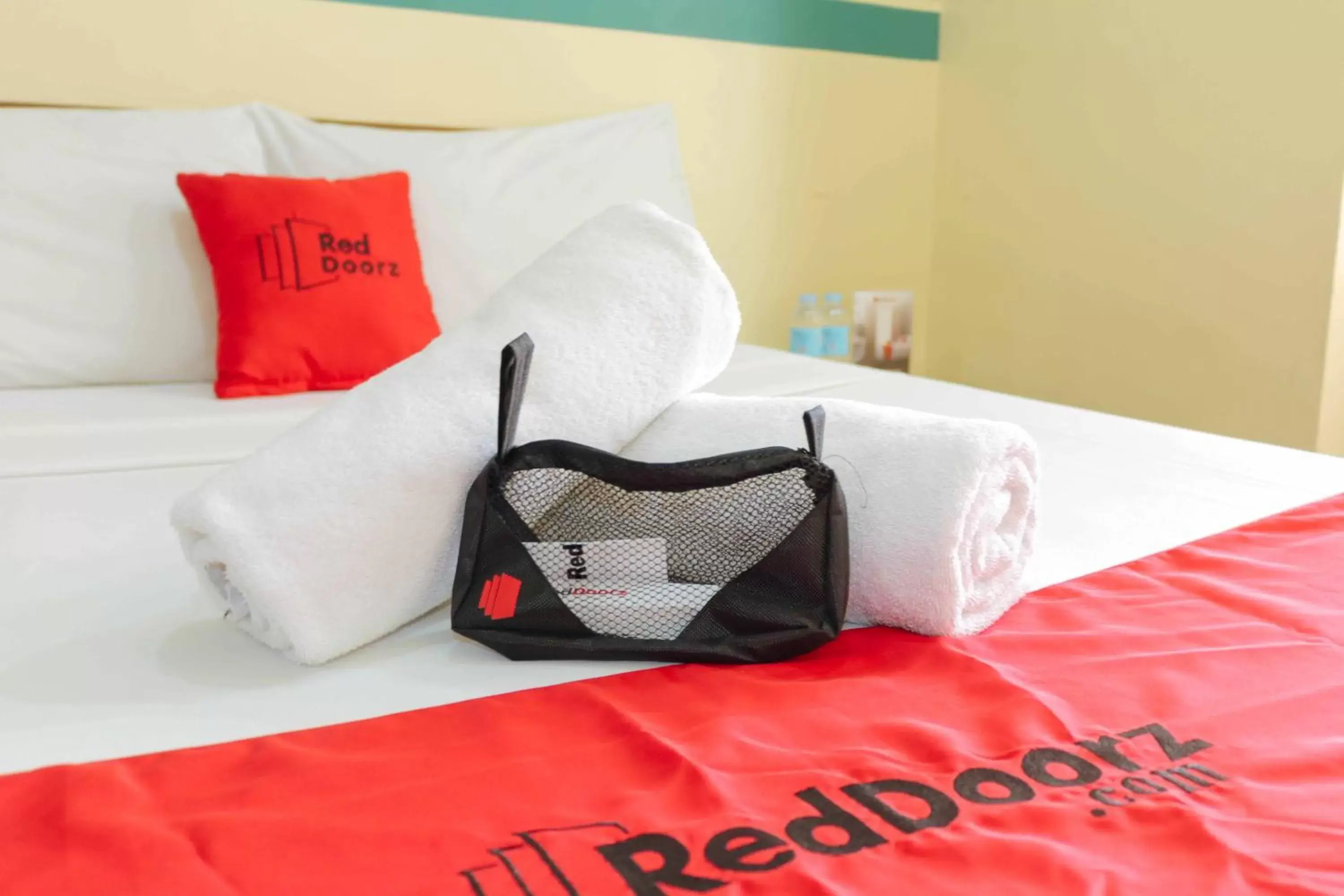 Double Room in RedDoorz @ MJ Cuenco Avenue Cebu Double Room in RedDoorz @ MJ Cuenco Avenue Cebu