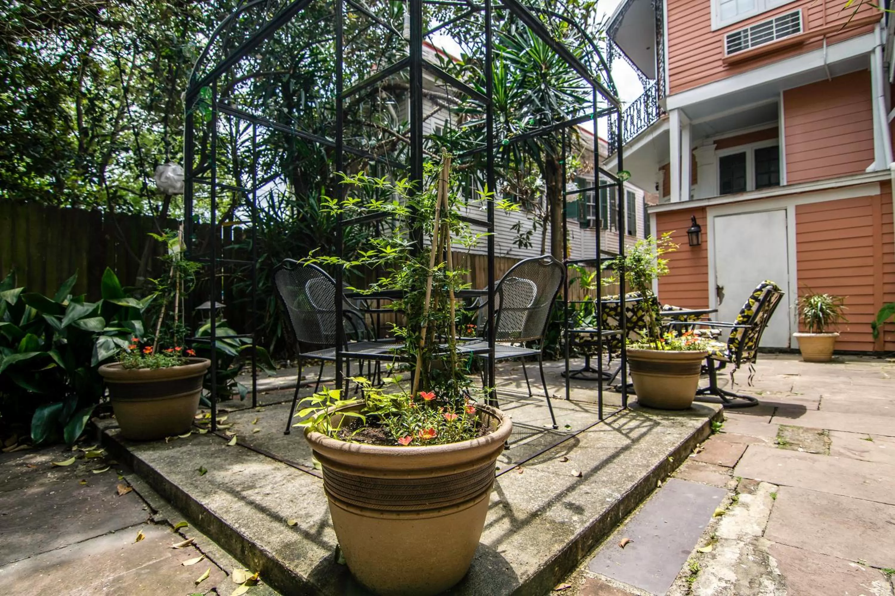 Property building in Rathbone Mansions New Orleans