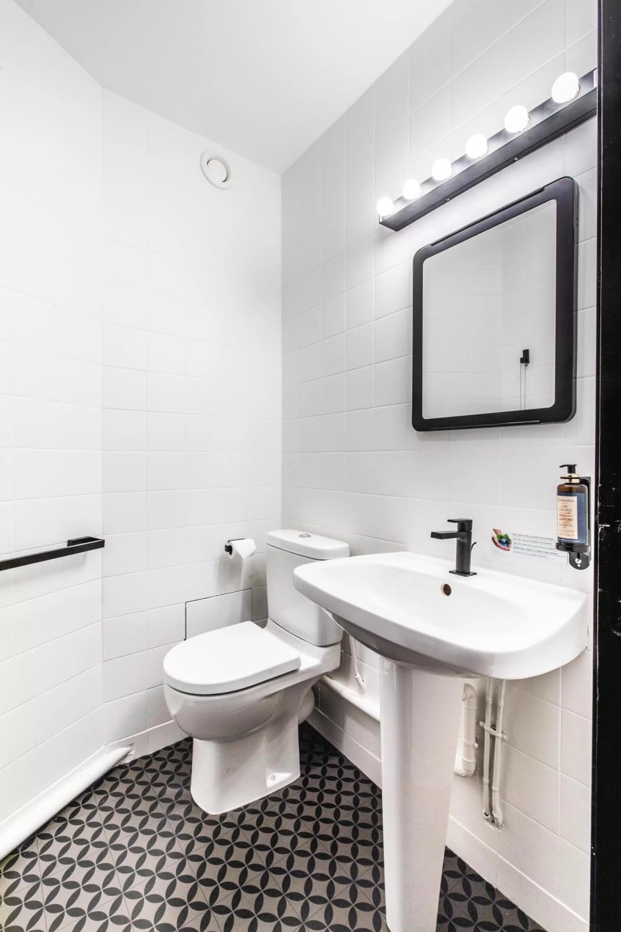 Bathroom in Hôtel Lanjuinais