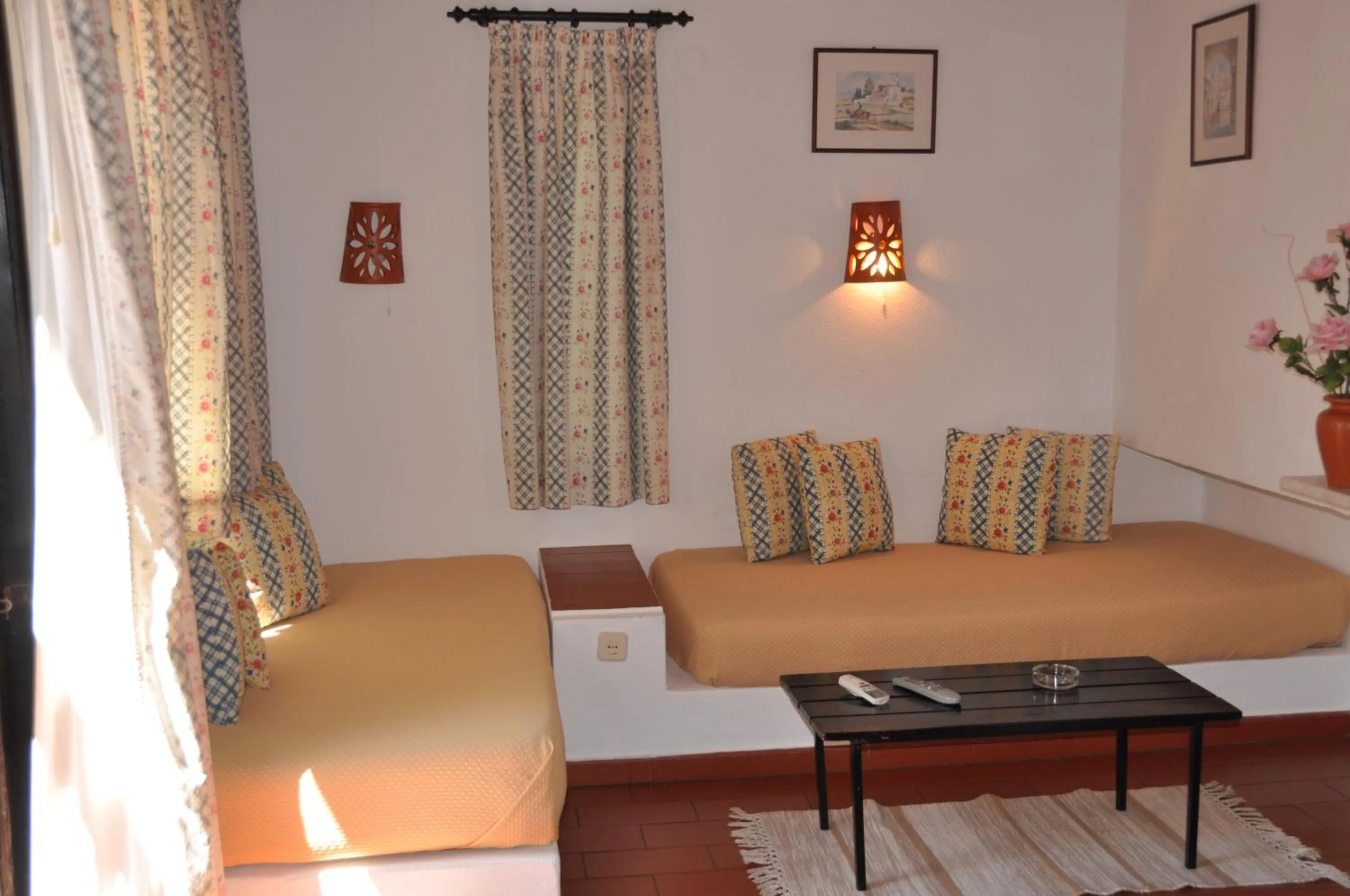 Living room, Bed in Pedras Da Rainha