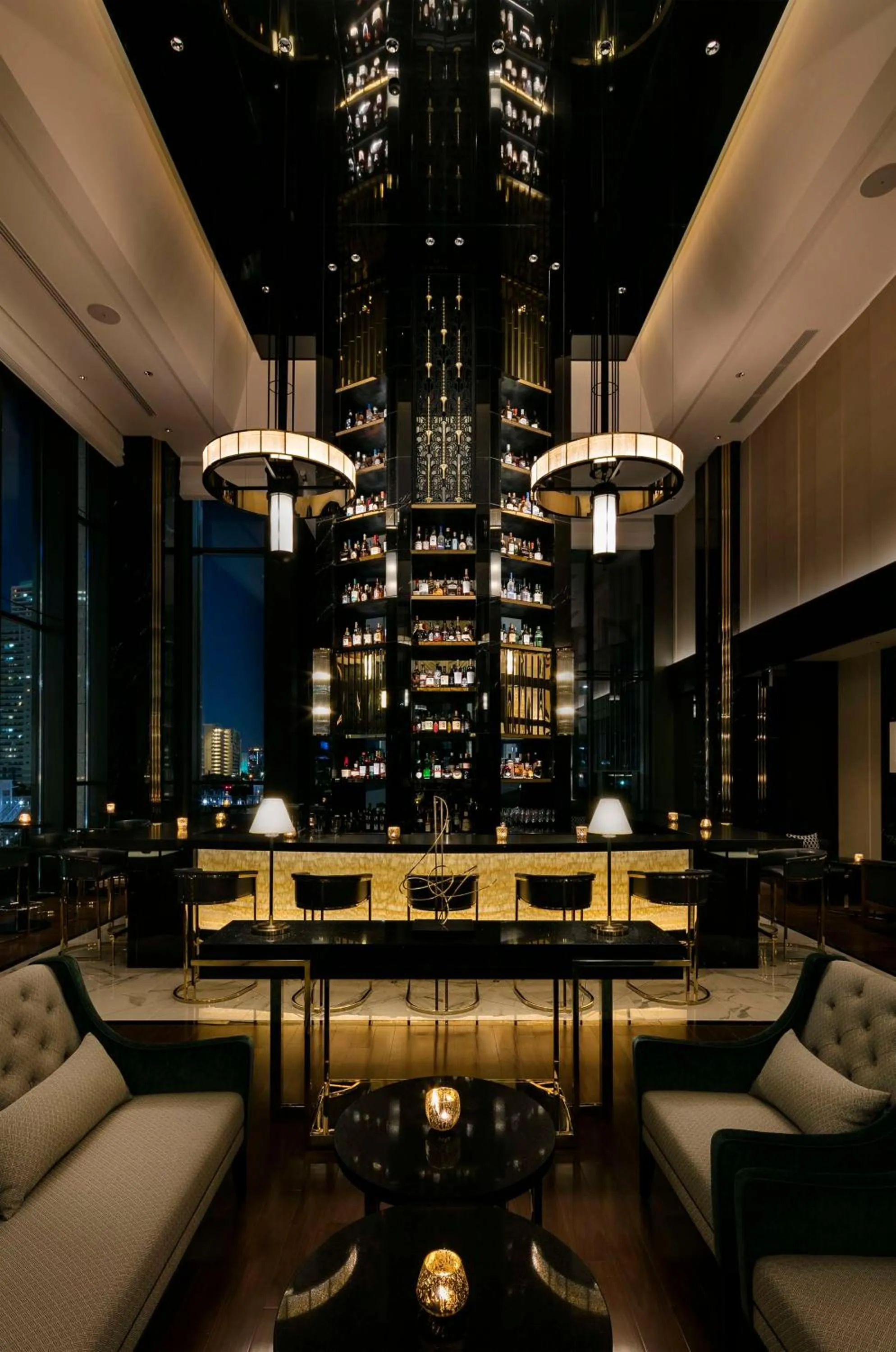 Lounge or bar in Hilton Yokohama