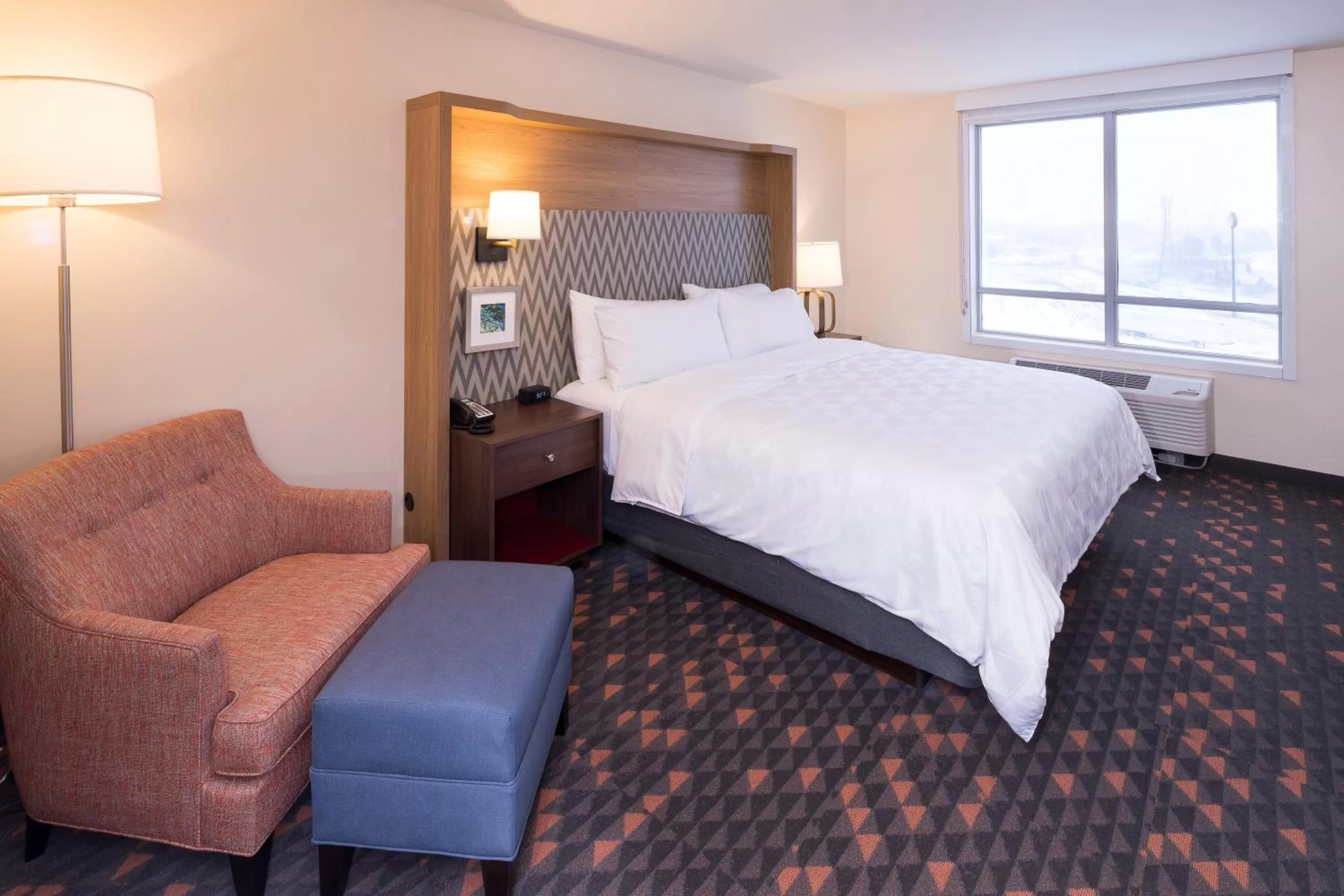 Photo of the whole room, Bed in Holiday Inn & Suites Kalamazoo West