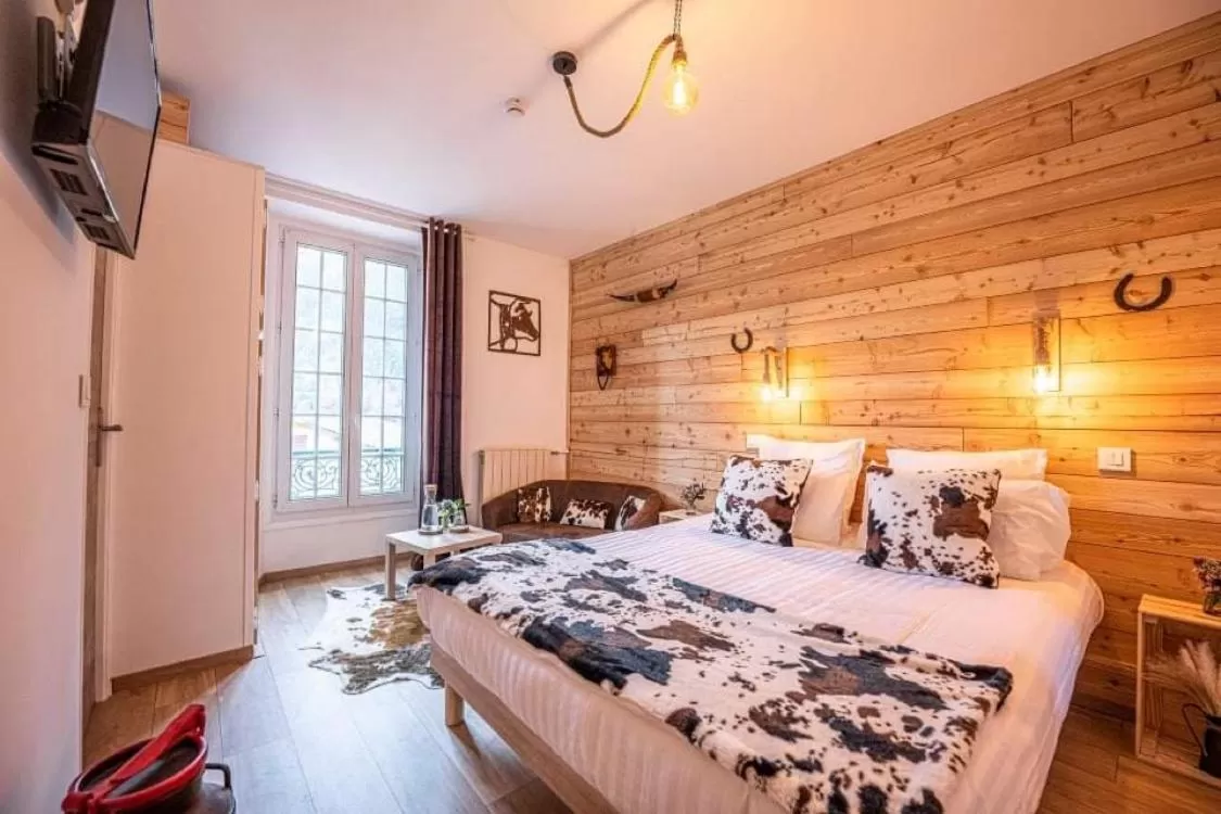 Bed in Hotel La Bonne Auberge