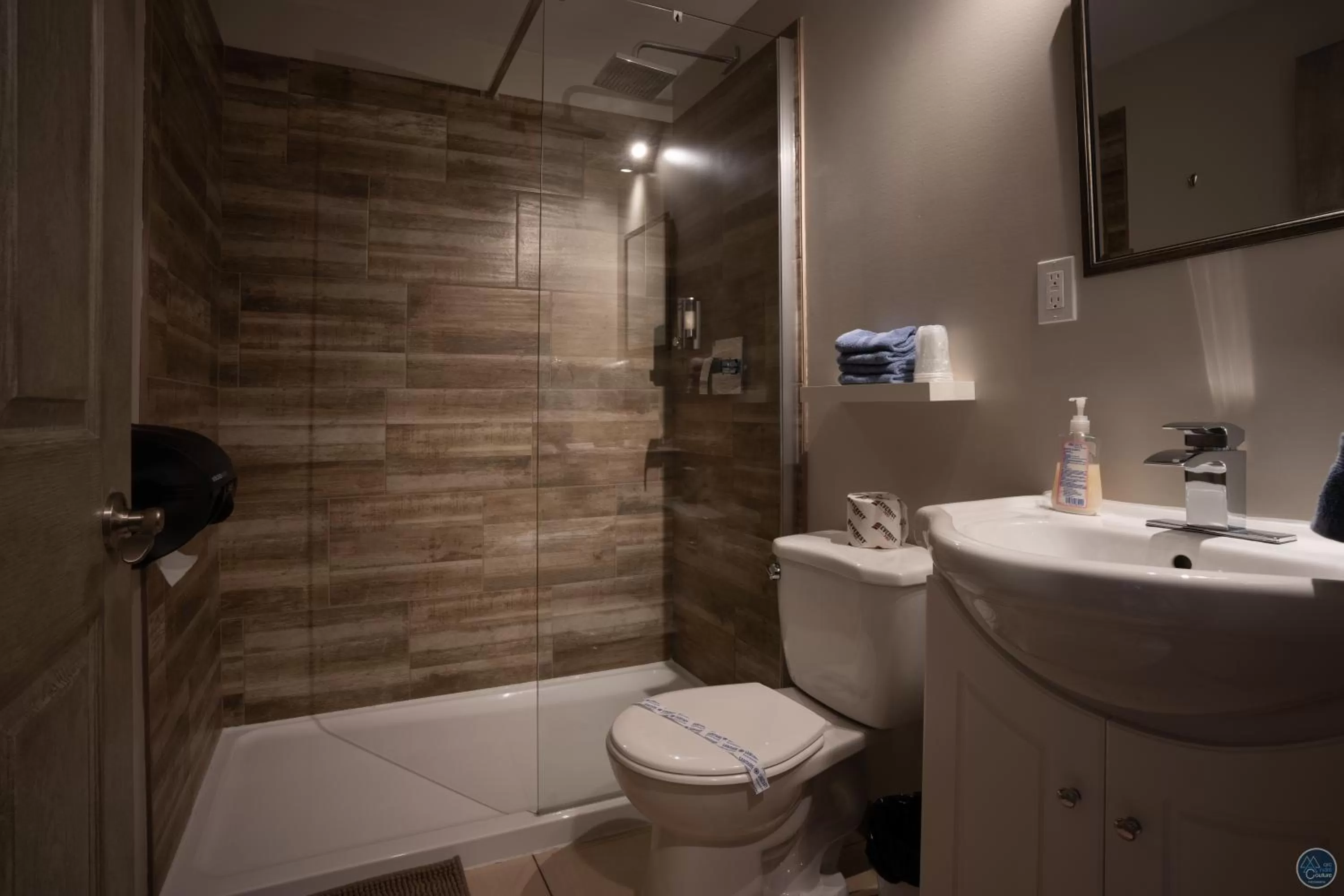 Shower, Bathroom in Auberge Éva