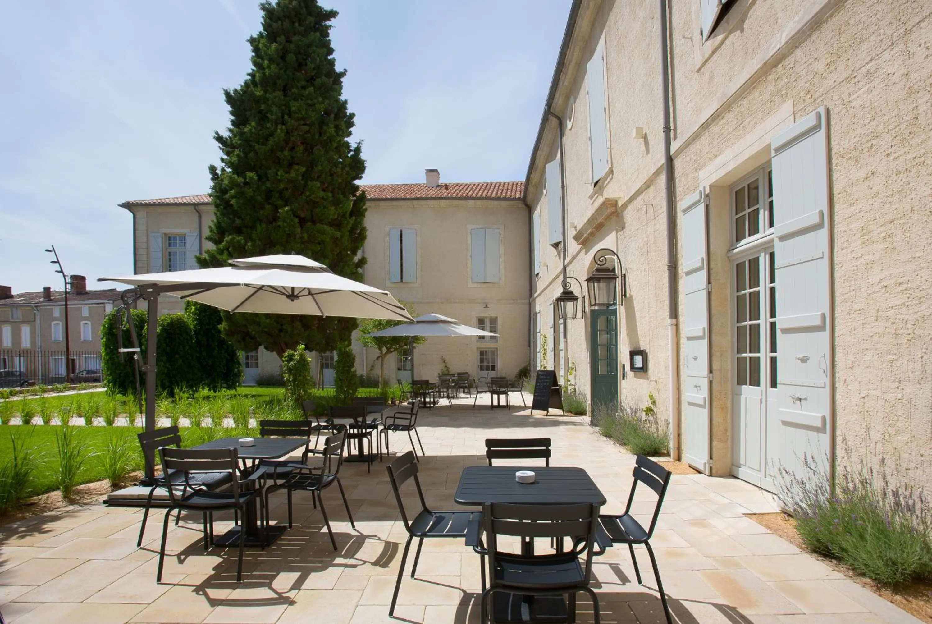 Patio in College des Doctrinaires, Hôtel, Résidence et SPA